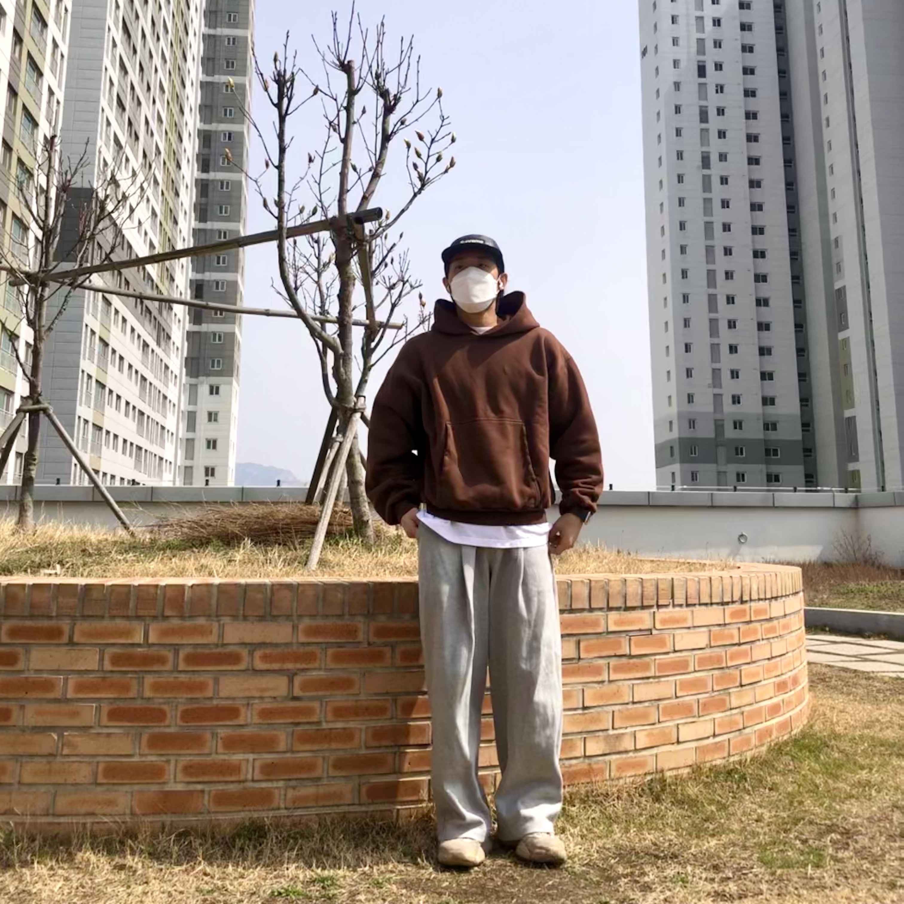 Adidas Yeezy 500 Blush 2018, Yeezy Gap Hoodie Brown 착용 스타일 - 2