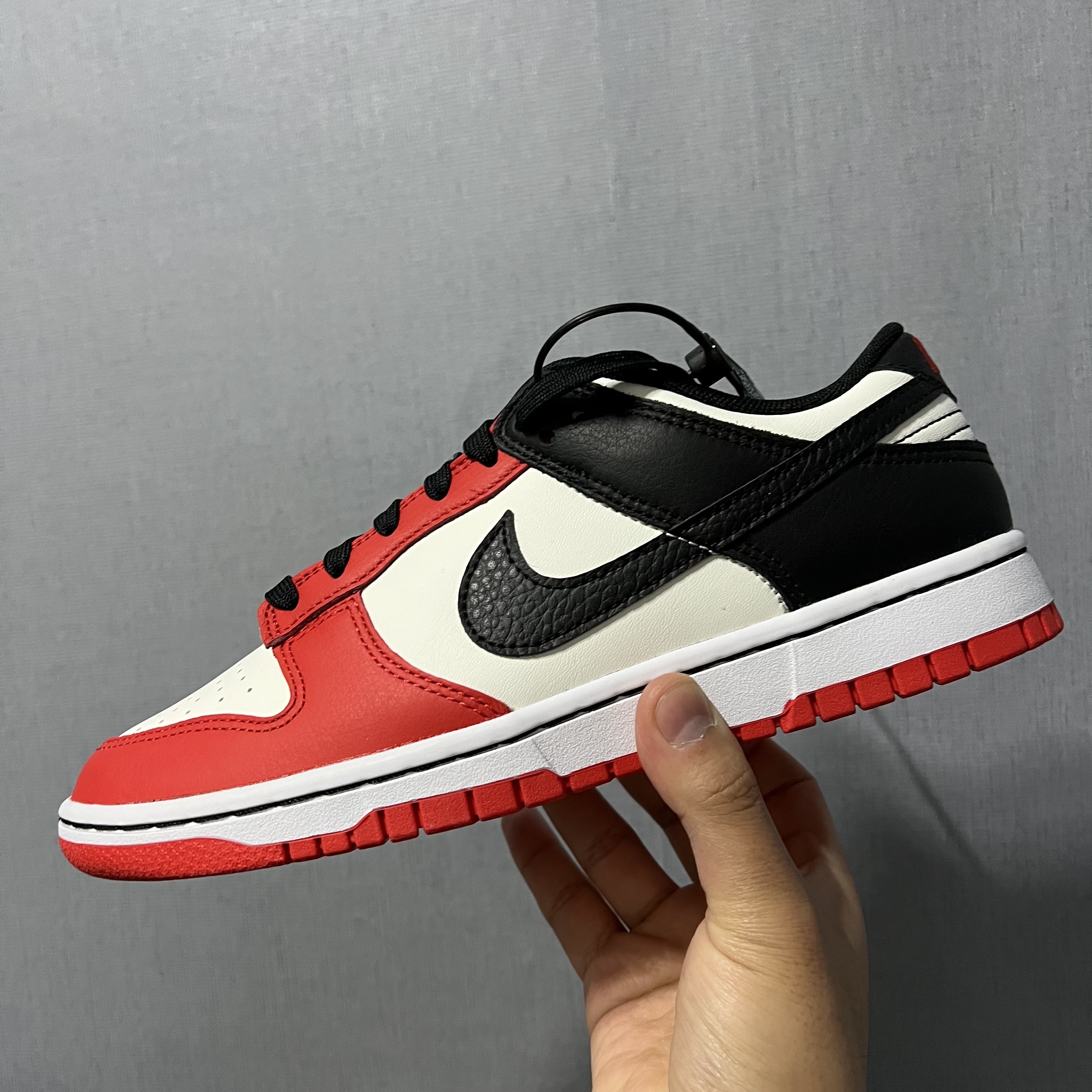 Nike x NBA Dunk Low Retro EMB Black and Chile Red 착용 스타일