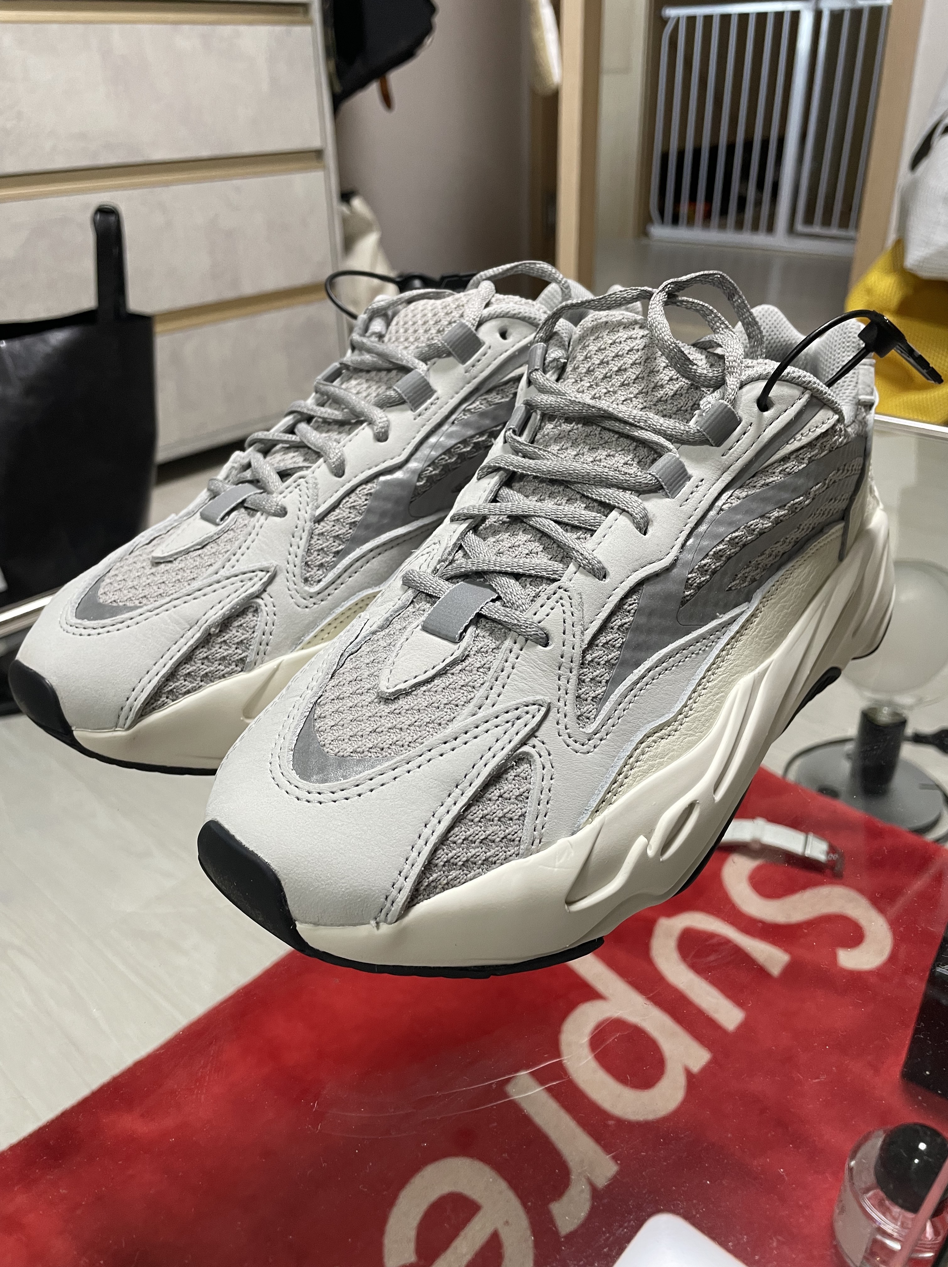 Adidas Yeezy Boost 700 V2 Static 2022 착용 스타일 - 2