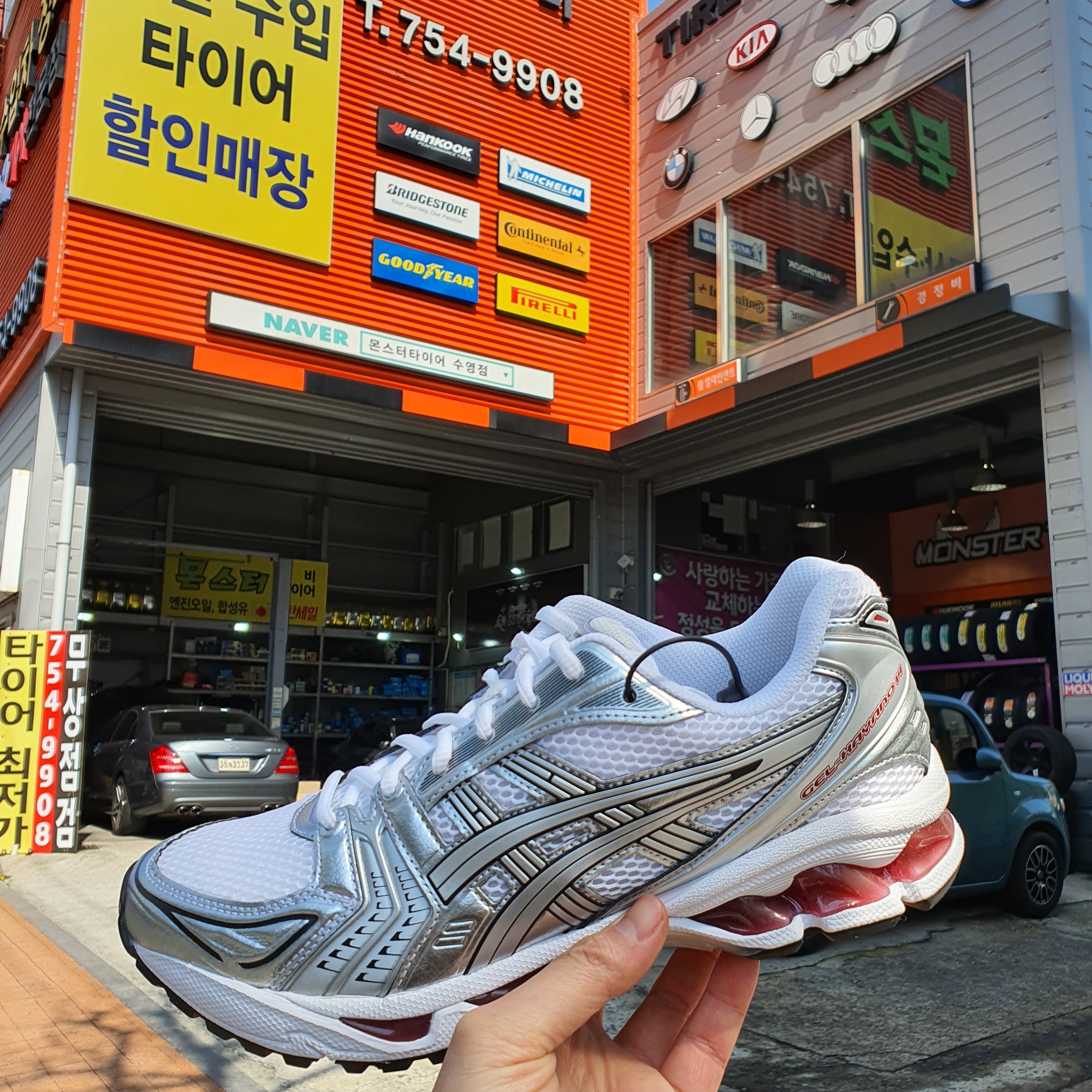 Asics Gel-Kayano 14 White Pure Silver Red 착용 스타일 - 2