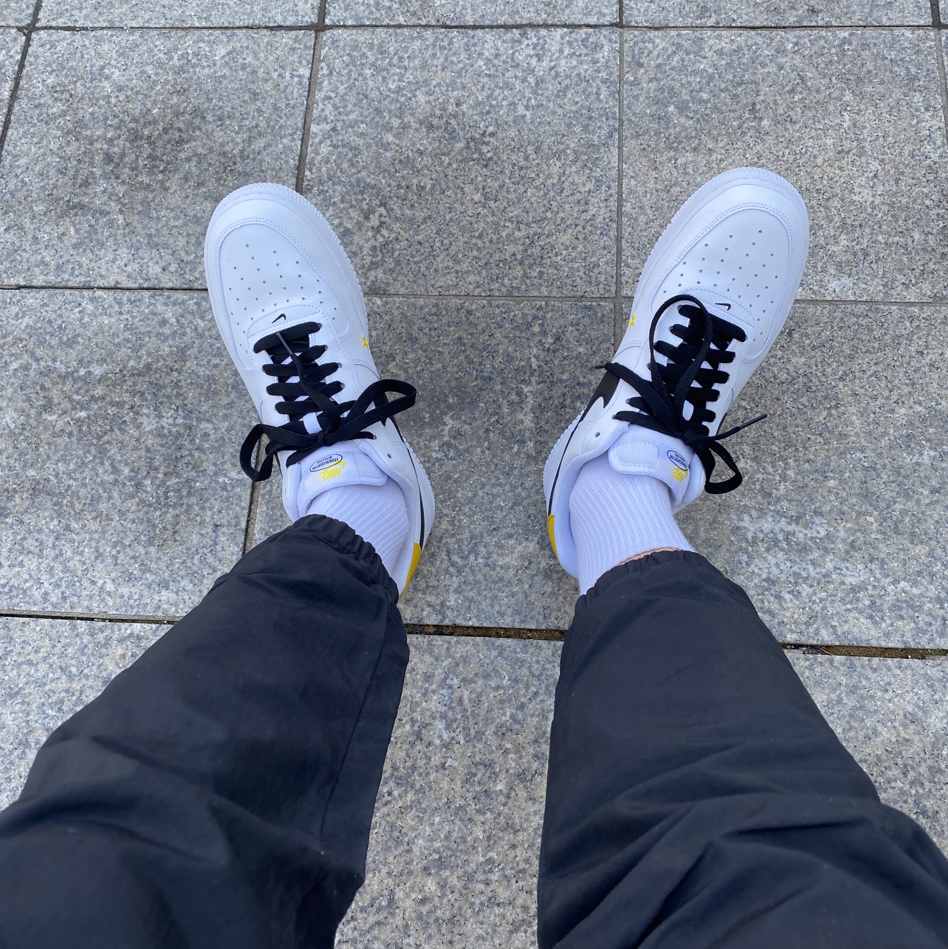 Nike Air Force 1 '07 LV8 2 Have a Nike Day 착용 스타일