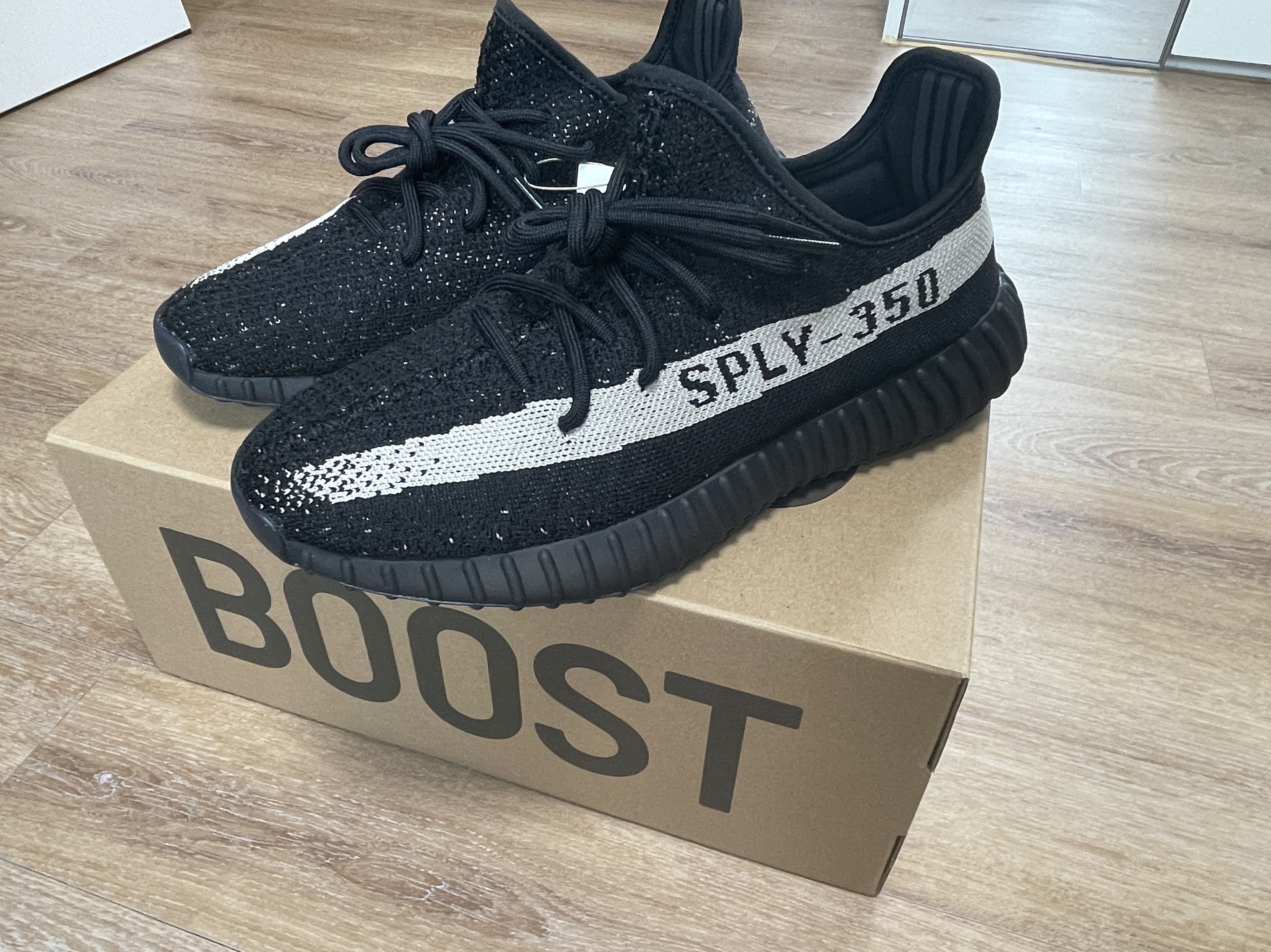 Adidas Yeezy Boost 350 V2 Core Black White 2022 착용 스타일 - 1