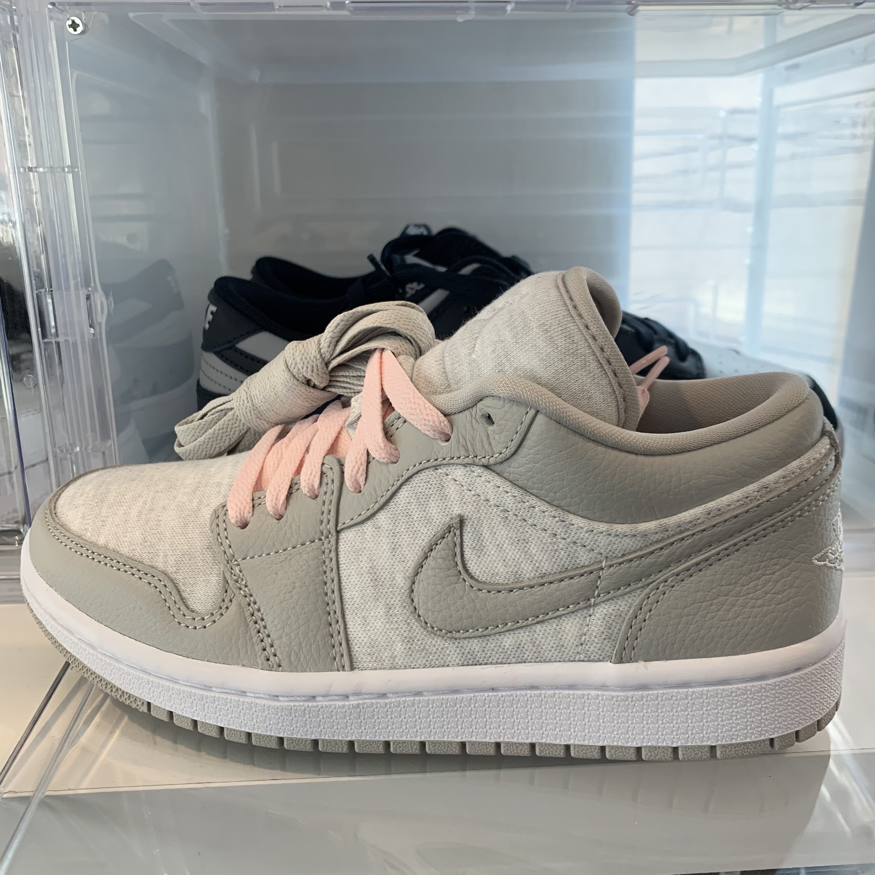 (W) Jordan 1 Low SE Light Iron Ore Atmosphere, Nike Dunk Low Retro Championship Grey 착용 스타일 - 1