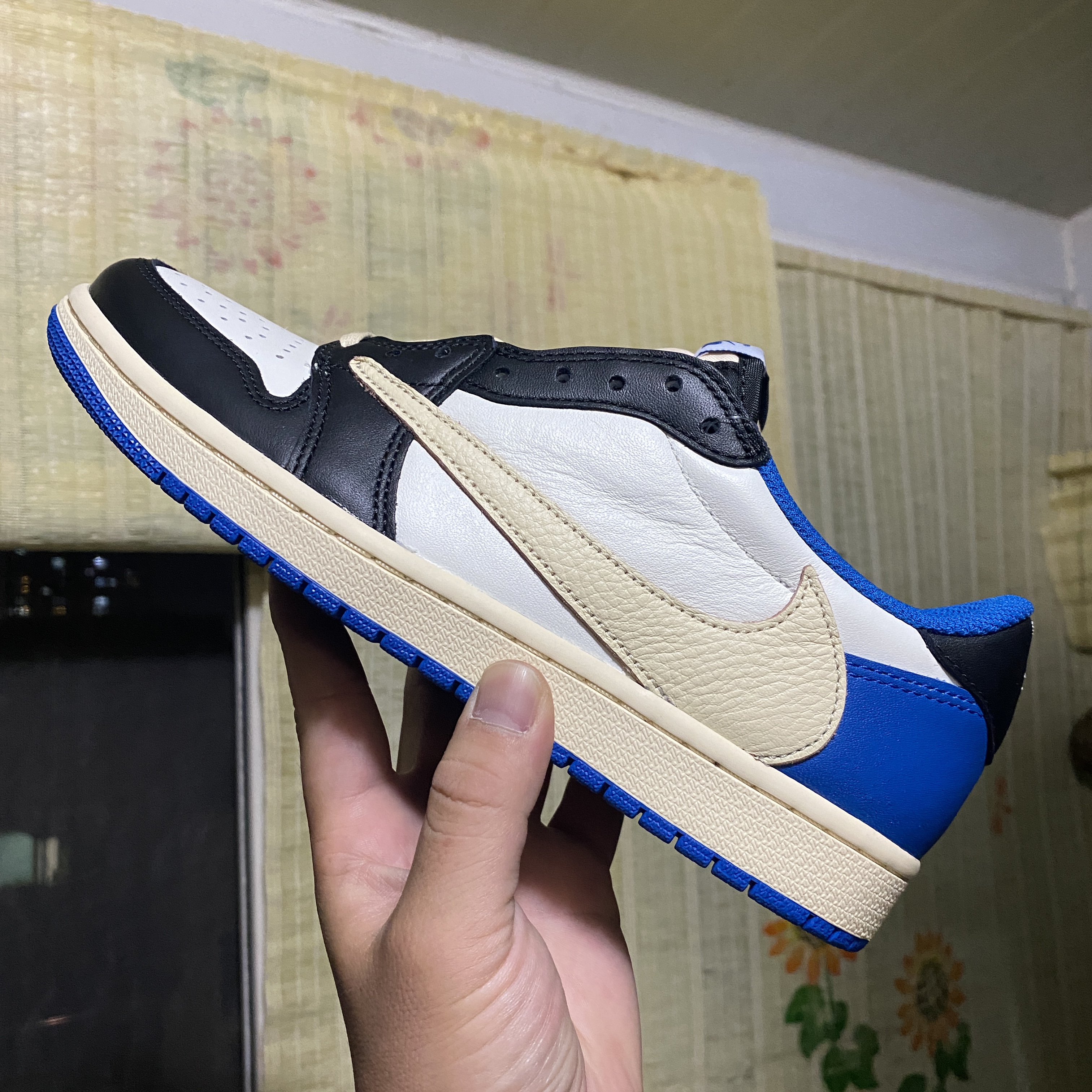 Jordan 1 x Travis Scott x Fragment Retro High OG SP Military Blue, Jordan 1 x Travis Scott Retro High OG SP Mocha 착용 스타일 - 3