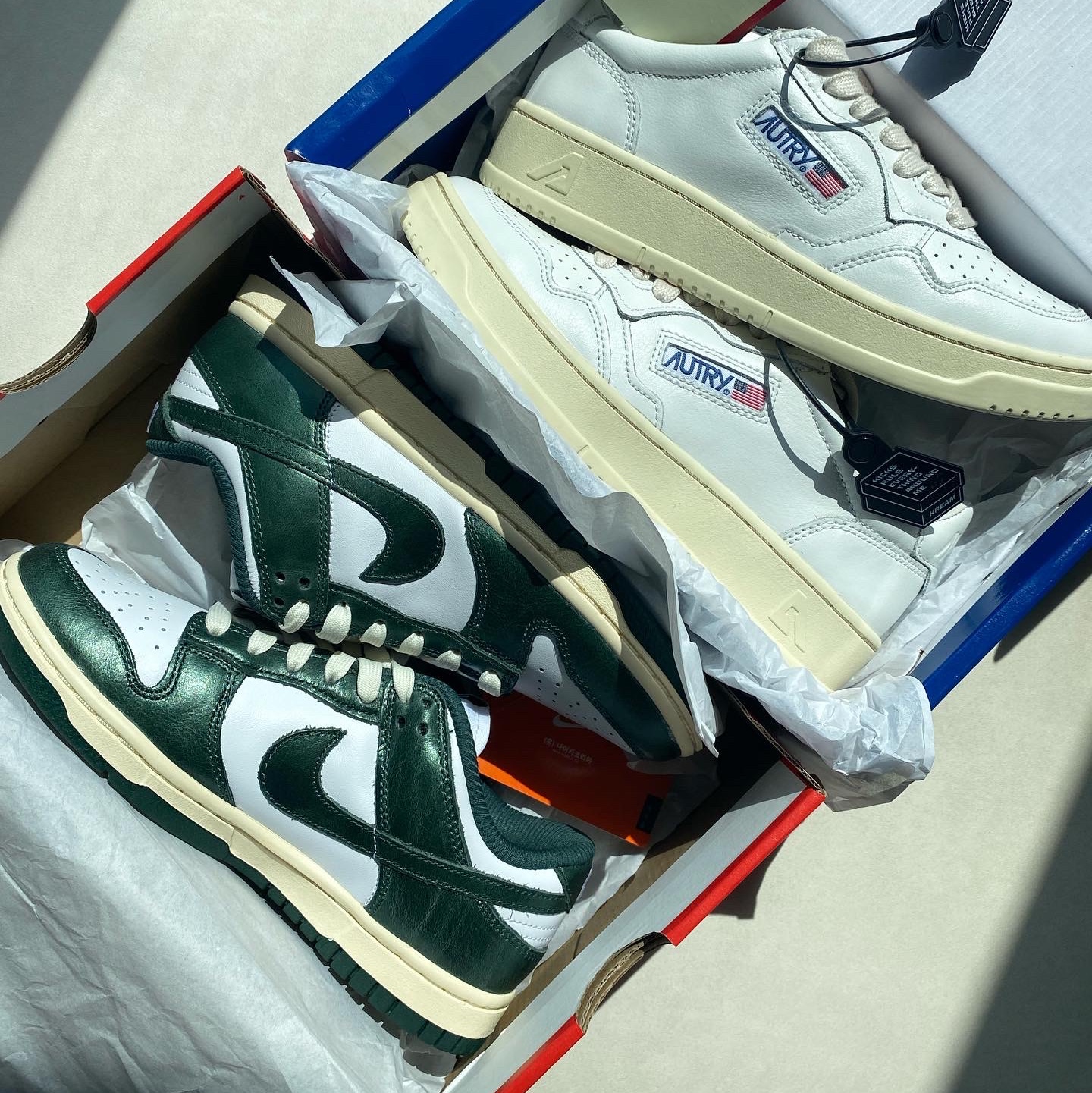 (W) Nike Dunk Low Vintage Green, Autry Medalist Low Leather Sneakers White 착용 스타일 - 2