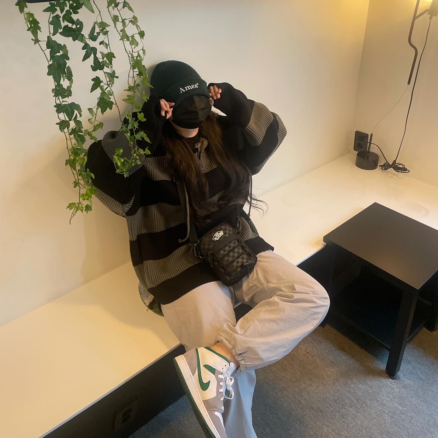 (GS) Jordan 1 Mid SE Pine Green Light Smoke Grey 착용 스타일 - 2