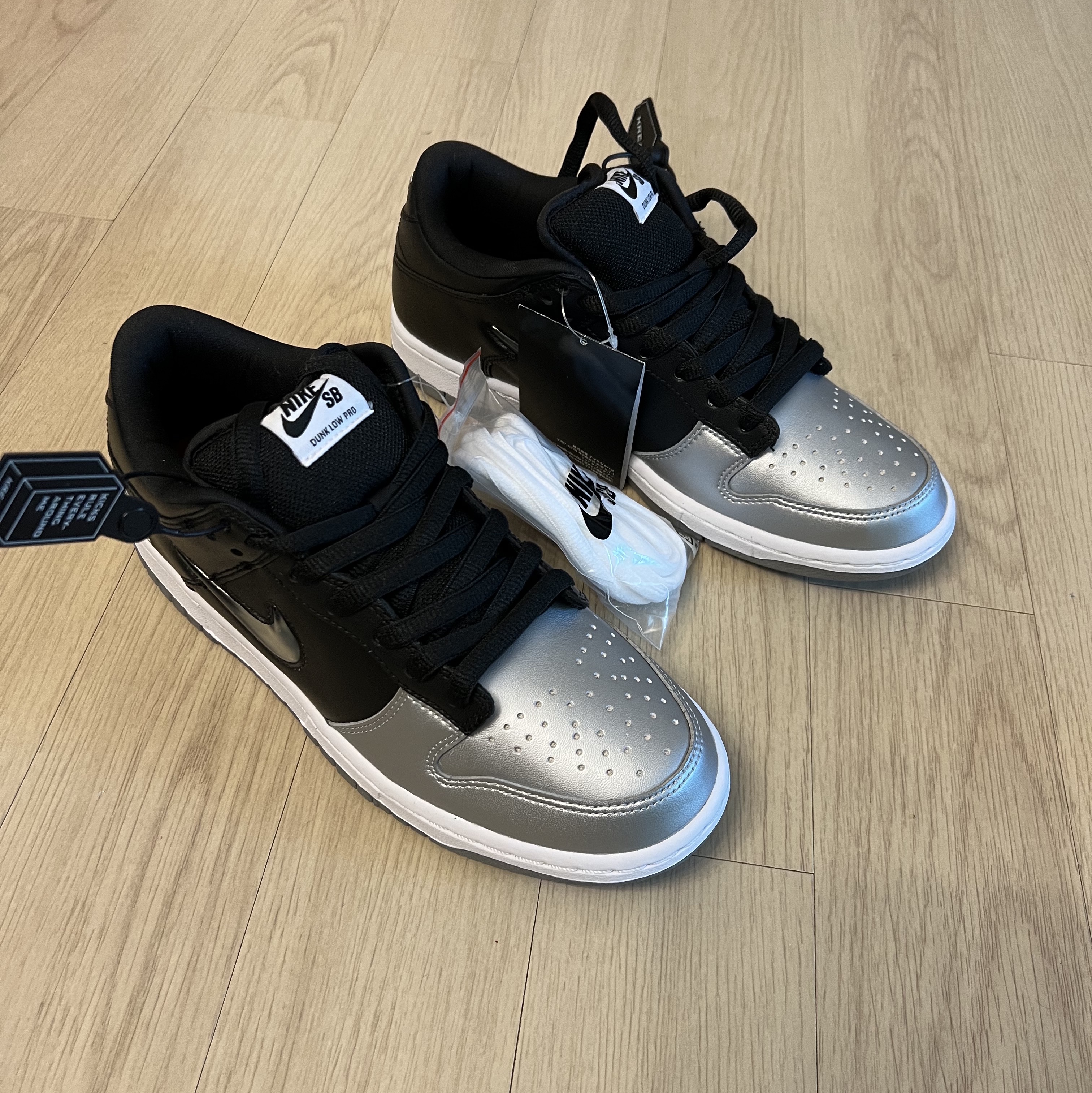 Nike x Supreme SB Dunk Low Jewel Swoosh Silver 착용 스타일
