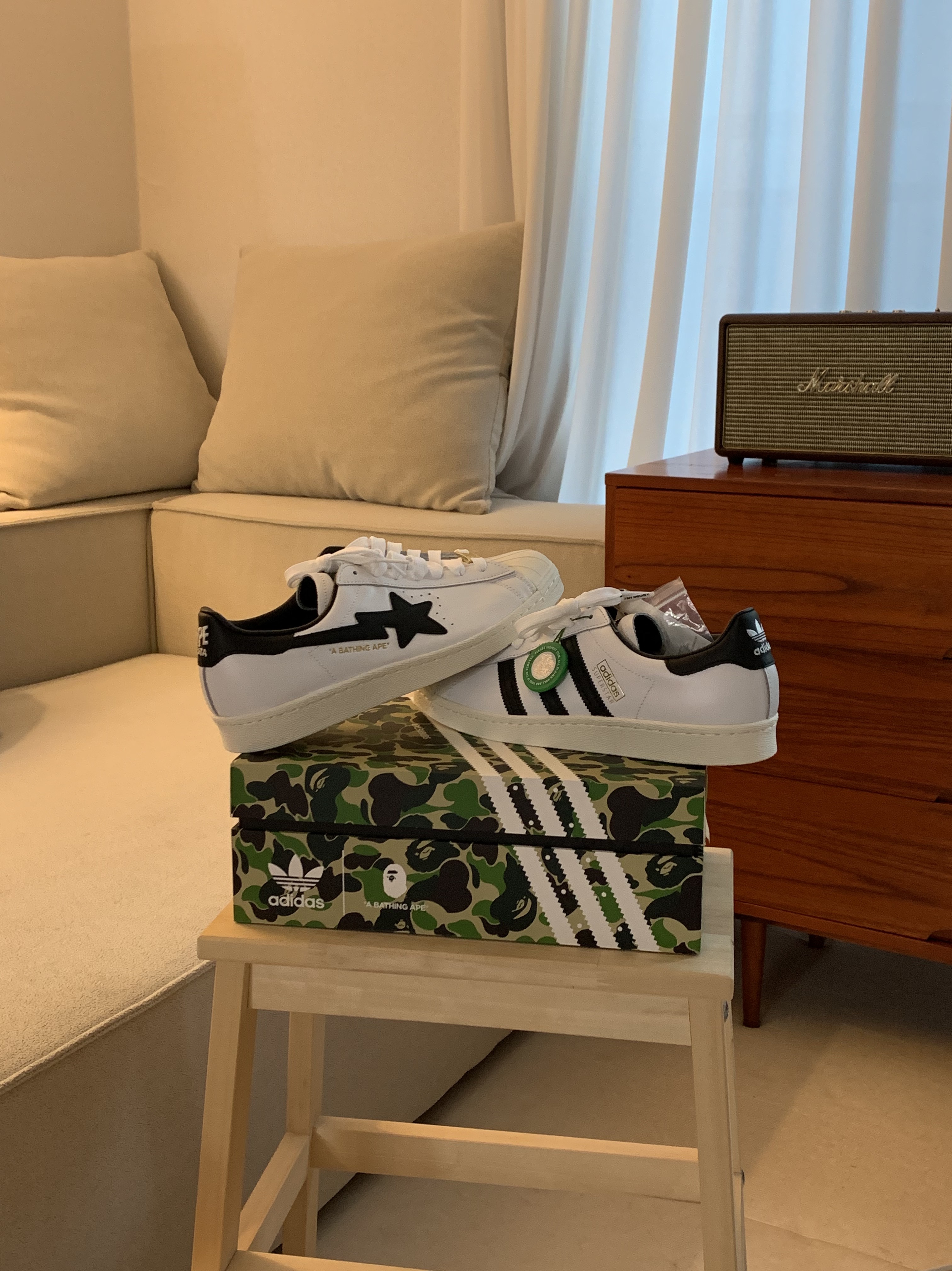 Adidas x BAPE Superstar 80s White Black 착용 스타일 - 1
