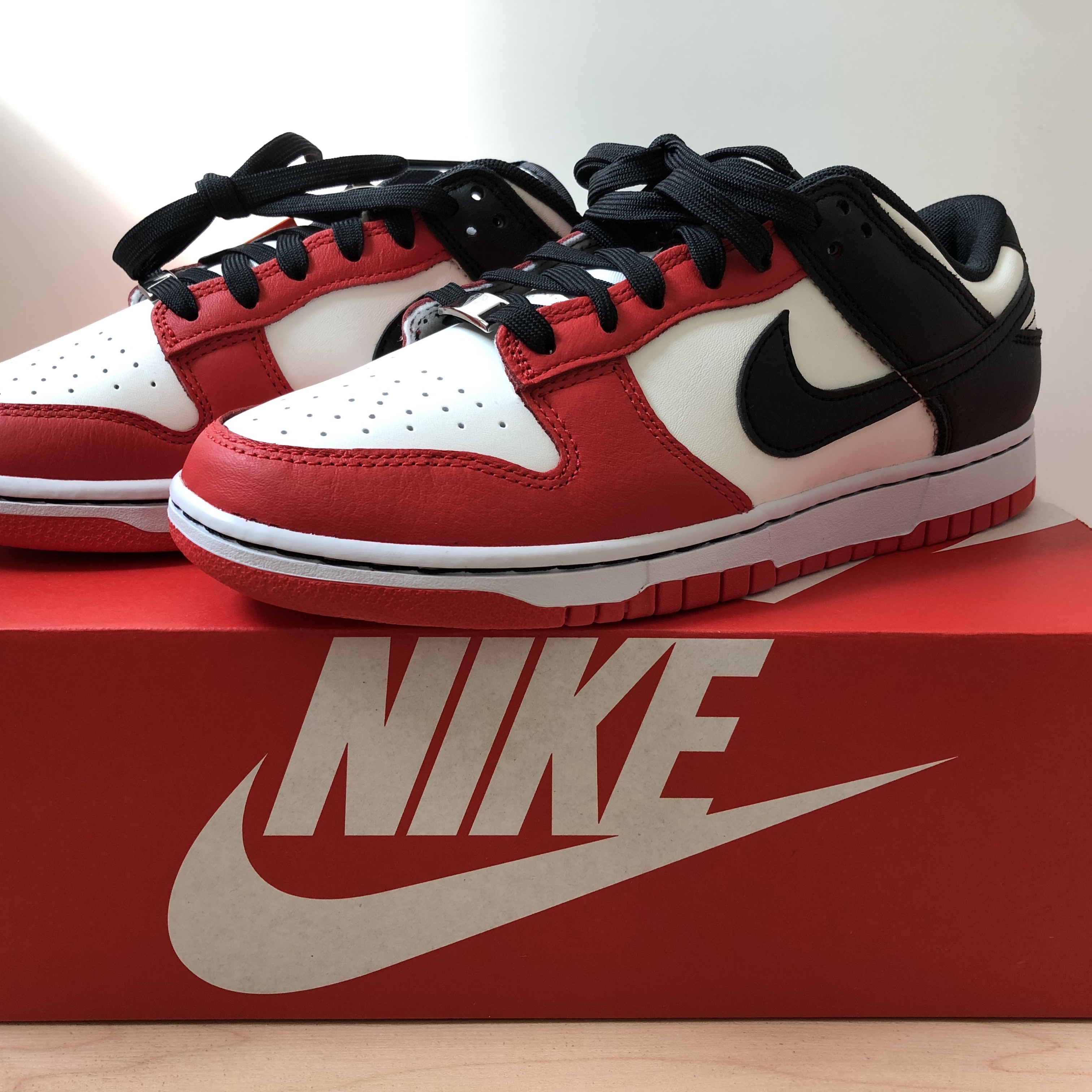 Nike x NBA Dunk Low Retro EMB Black and Chile Red 착용 스타일 - 1