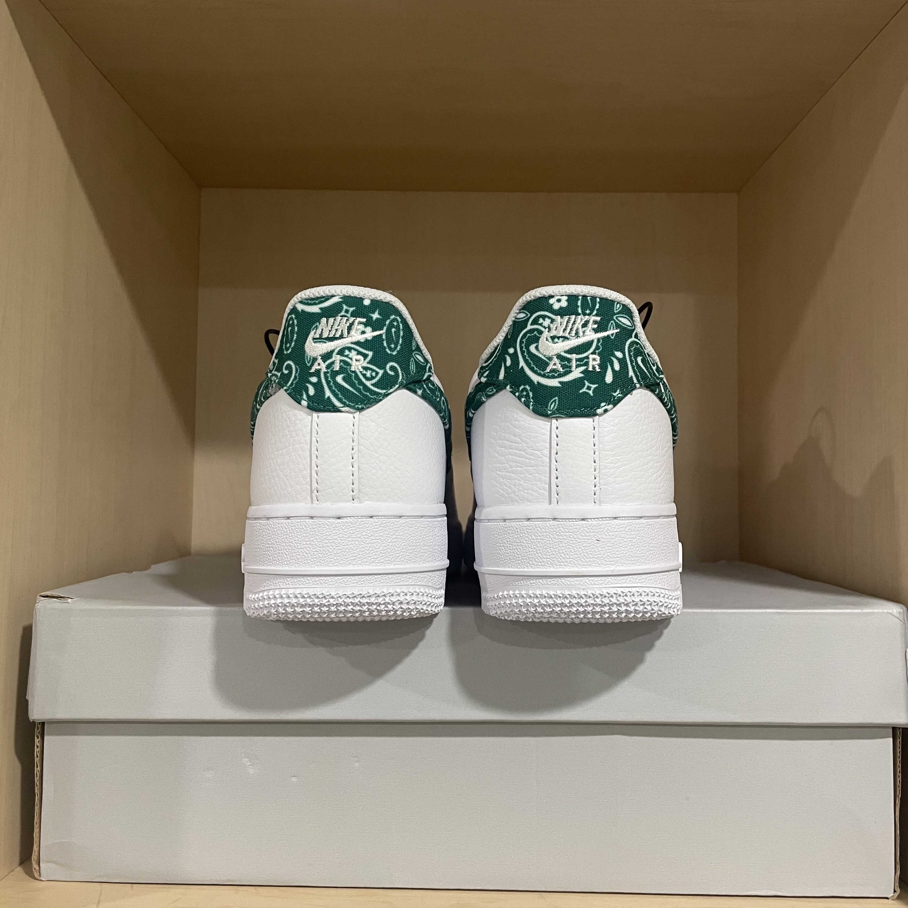 (W) Nike Air Force 1 '07 Essential Paisley Swoosh White Malachite 착용 스타일 - 3