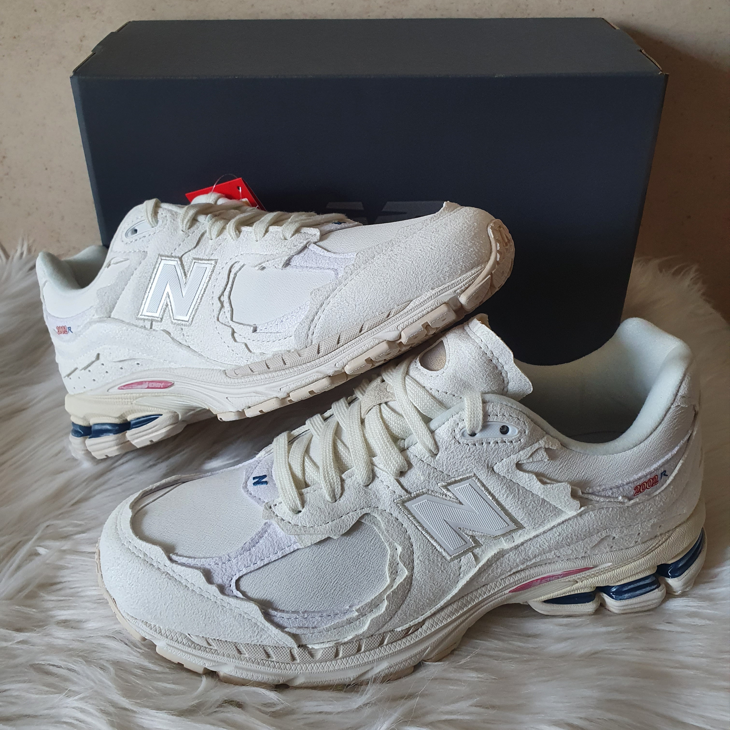 New Balance 2002R Protection Pack Sea Salt 착용 스타일 - 2