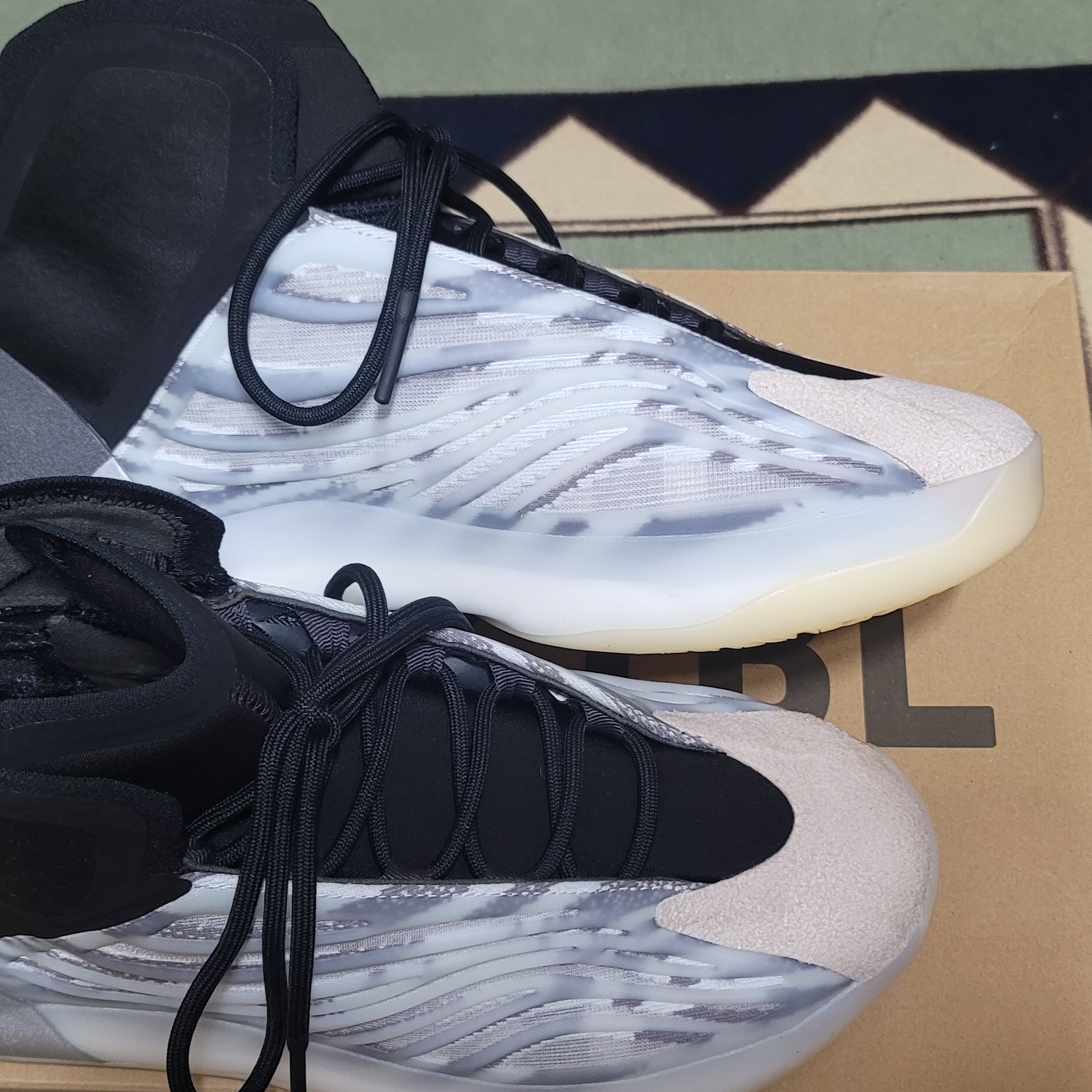 Adidas Yeezy QNTM BSKTBL 착용 스타일
