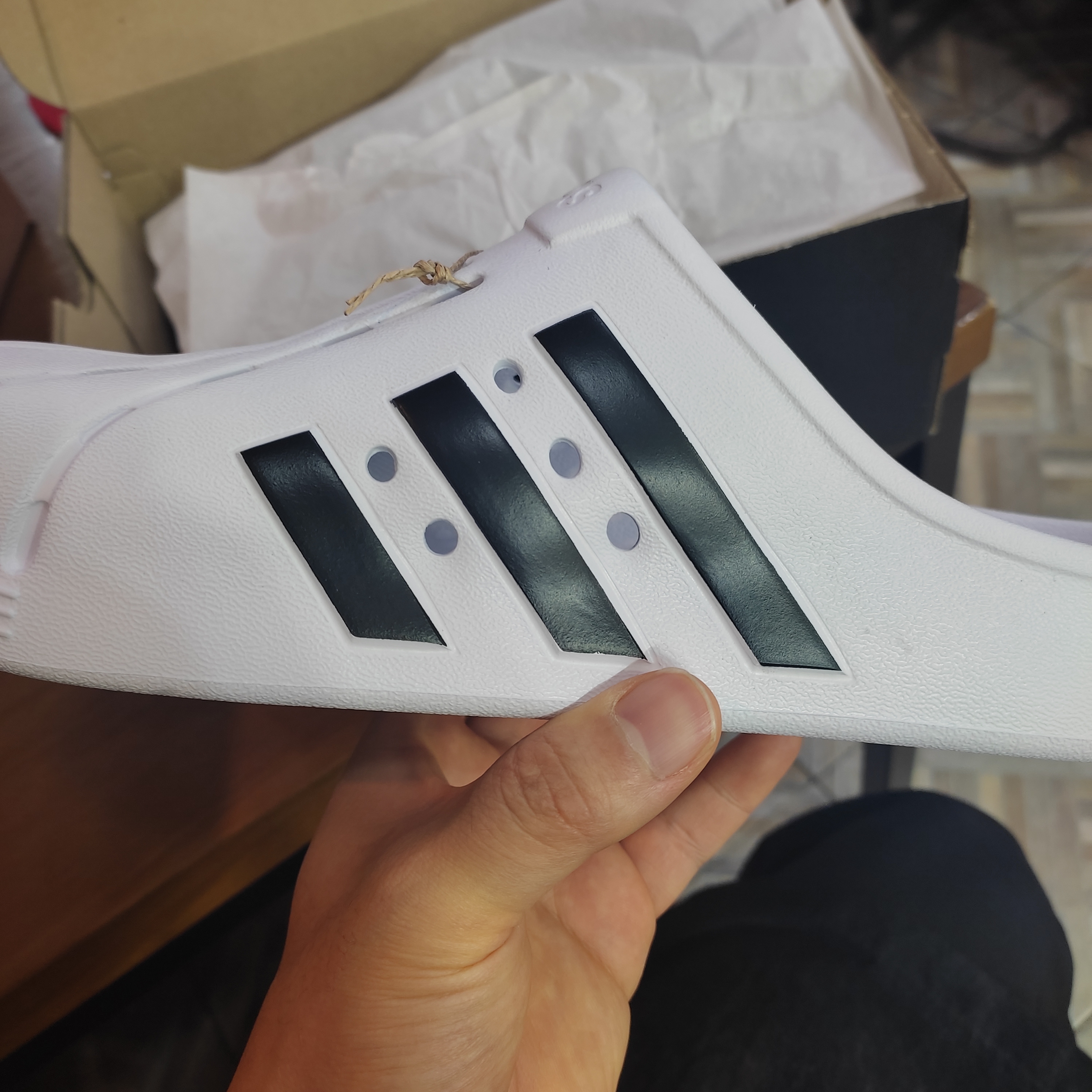 Adidas Adilette Clog White Black 착용 스타일 - 1