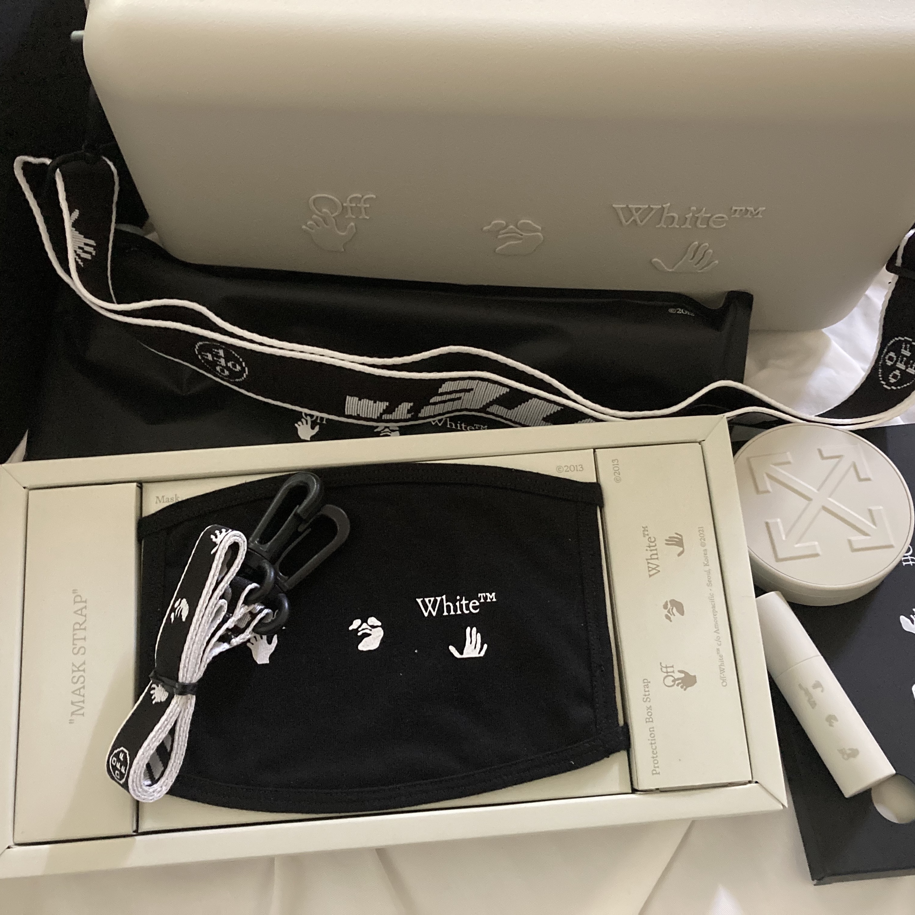 Off-White x Amore Pacific Protection Box (Without Cosmetics) 착용 스타일