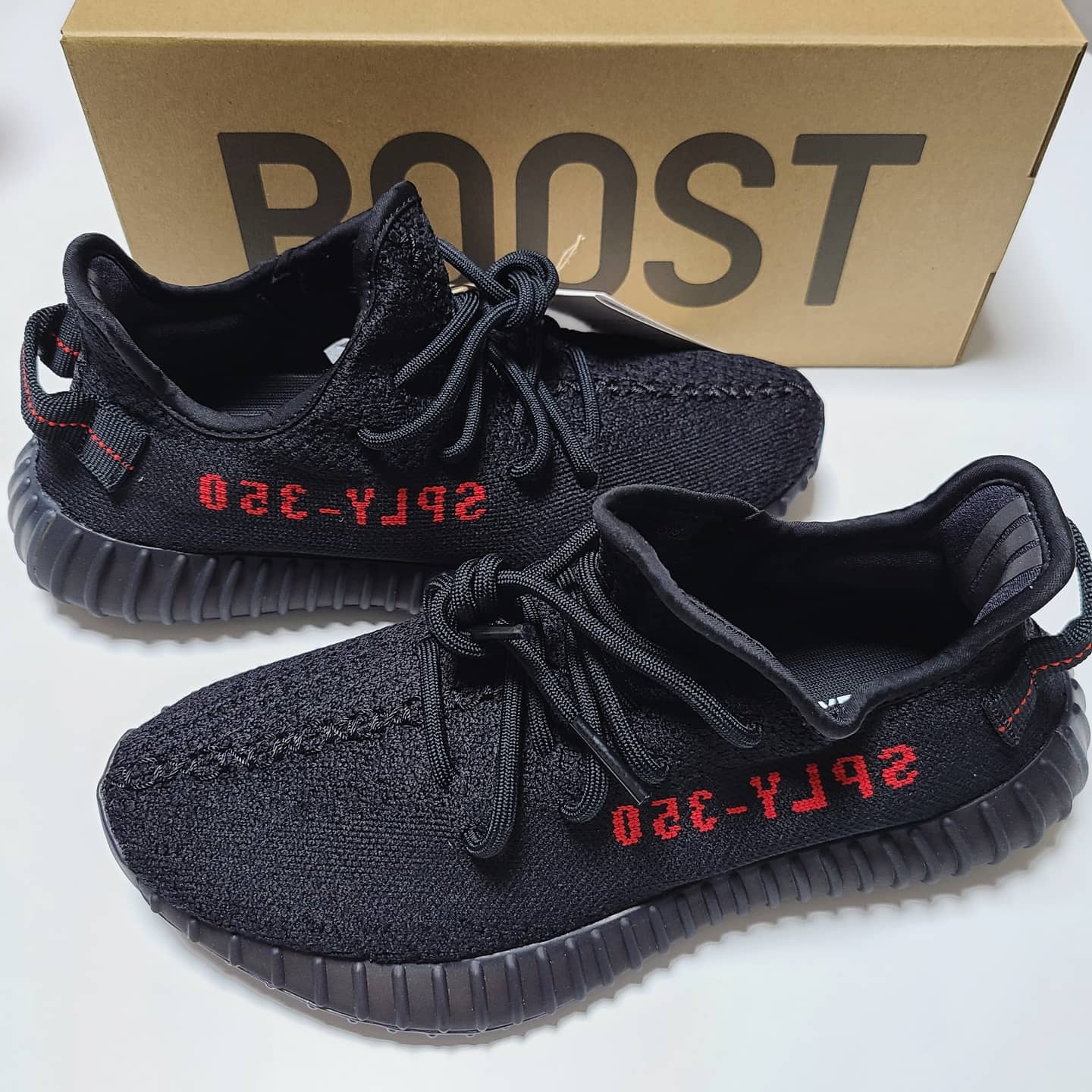 Adidas Yeezy Boost 350 V2 Cloud White - Non-Reflective, Adidas Yeezy Boost 350 V2 Black Red 2020 착용 스타일 - 2