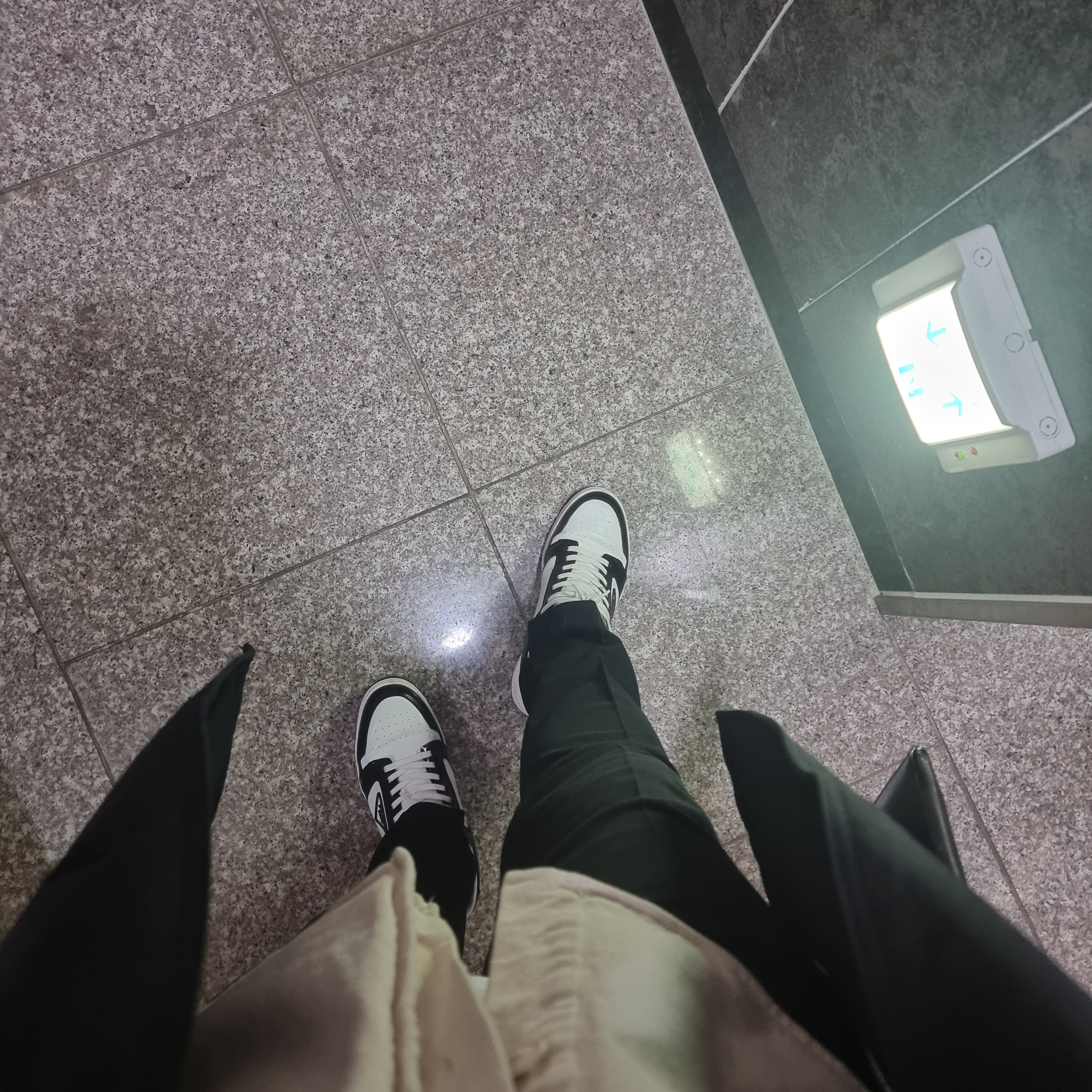 Prada District Leather Sneakers White Black 착용 스타일 - 1