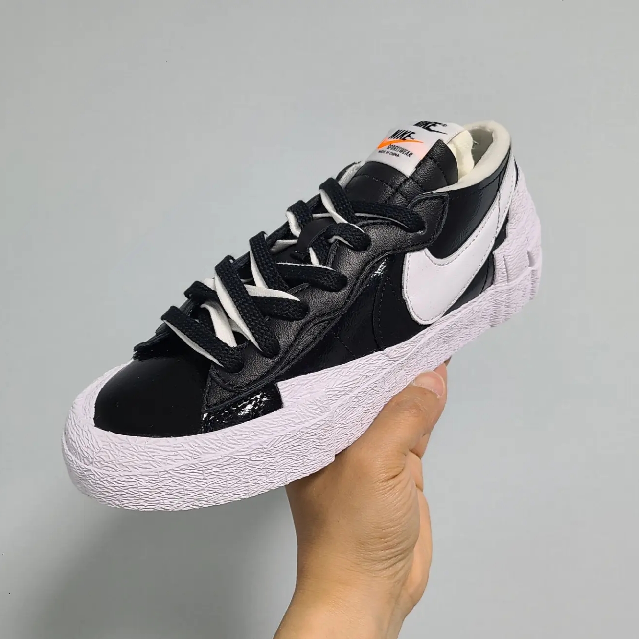 Nike x Sacai Blazer Low Black Patent Leather 착용 스타일 - 1