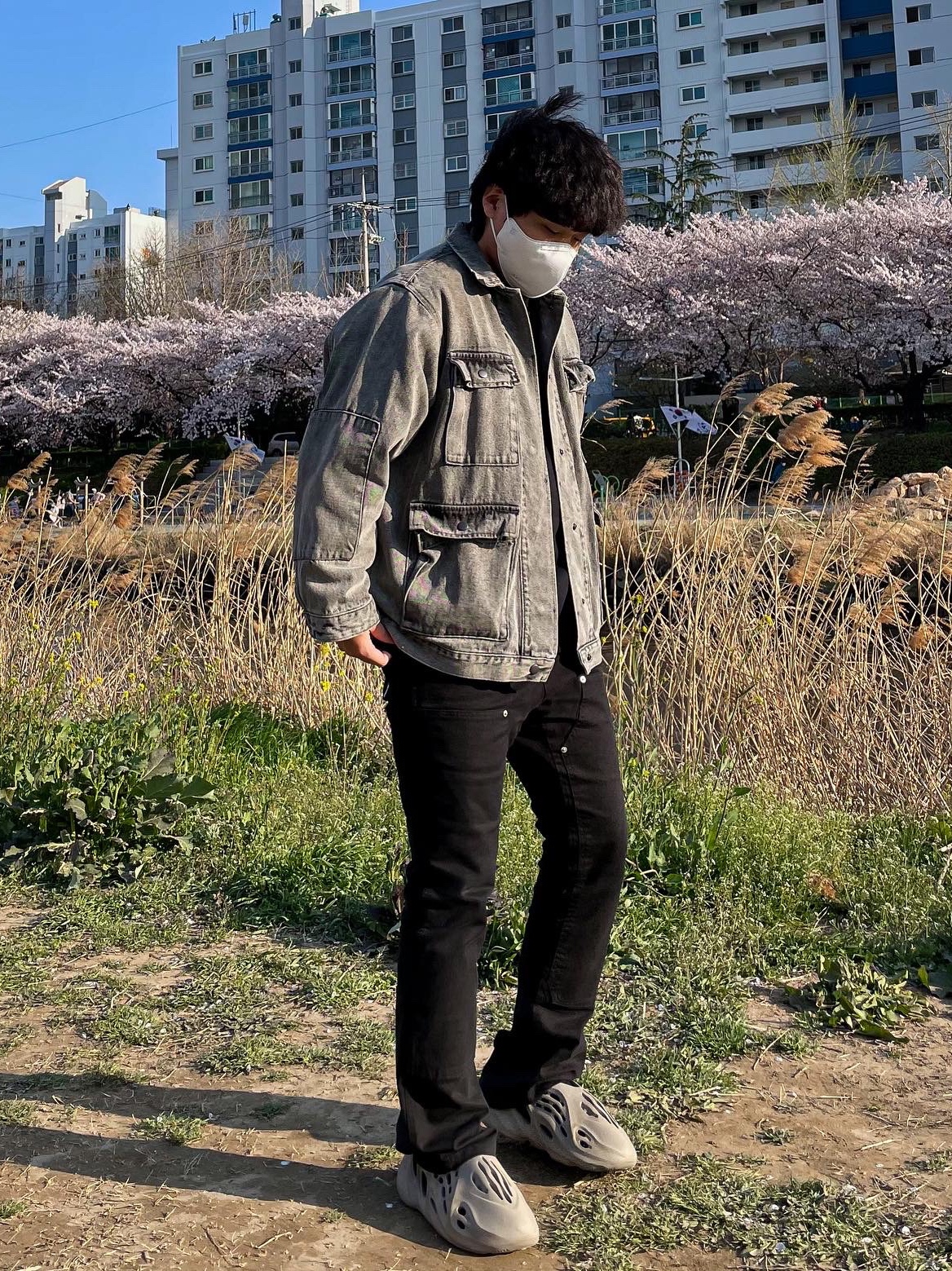 Adidas Yeezy Foam RNNR Stone Sage 착용 스타일 - 1