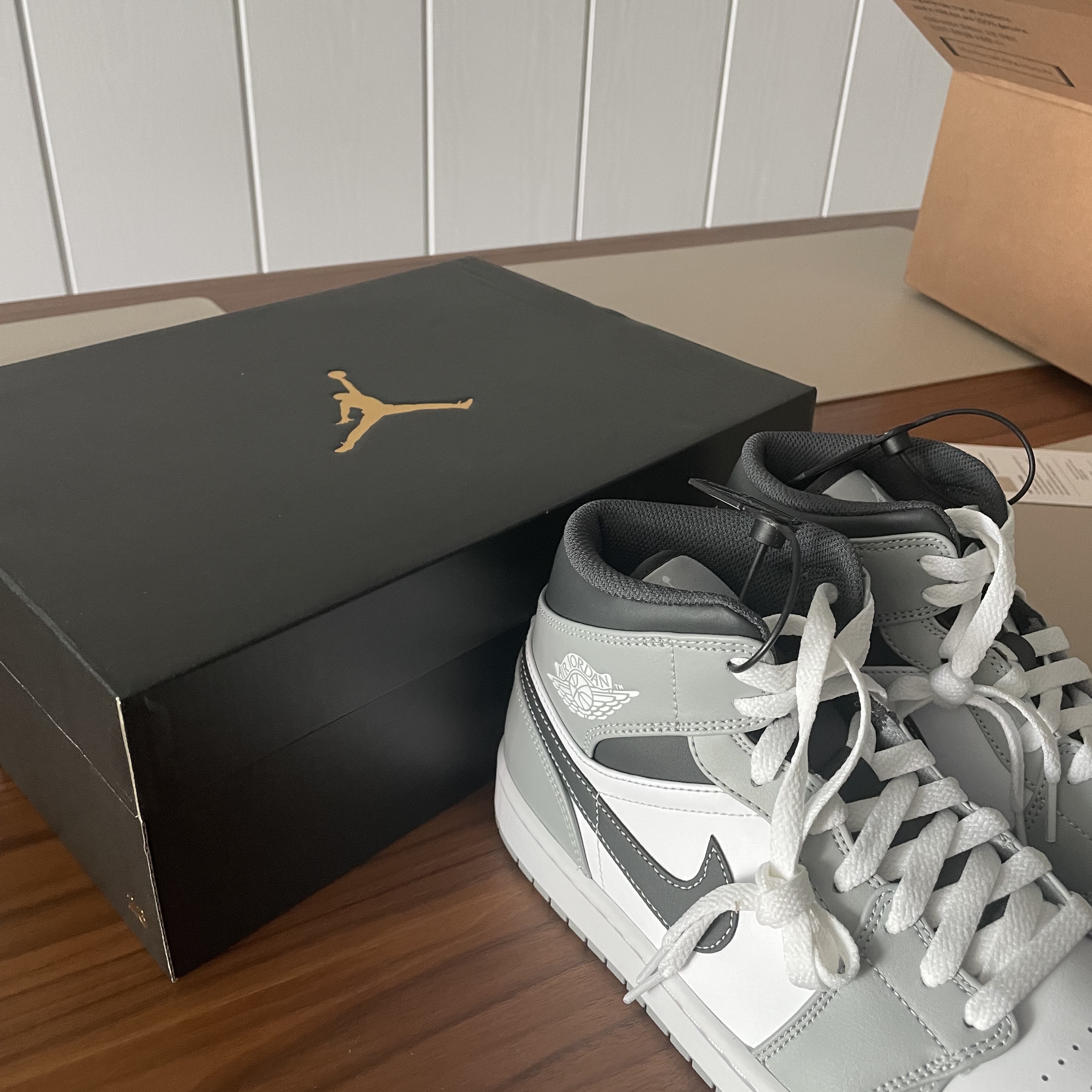 Jordan 1 Mid Light Smoke Grey Anthracite 착용 스타일