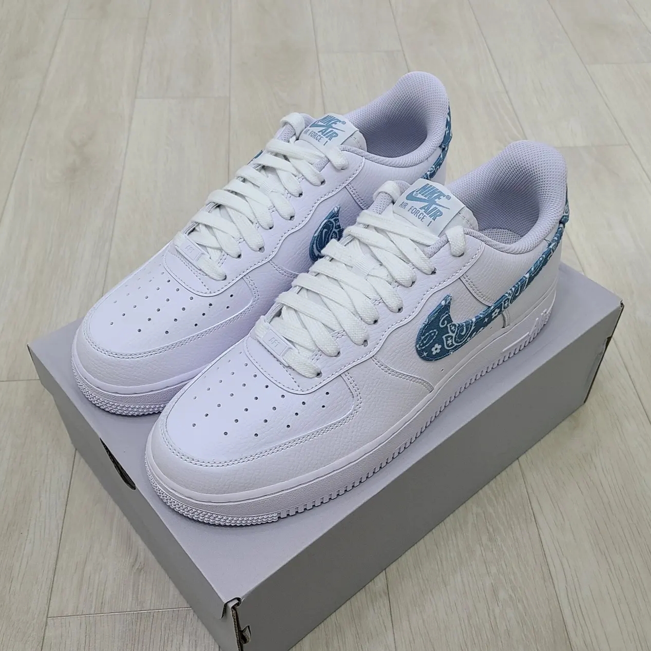 (W) Nike Air Force 1 '07 Essential Paisley Swoosh White Worn Blue 착용 스타일 - 2