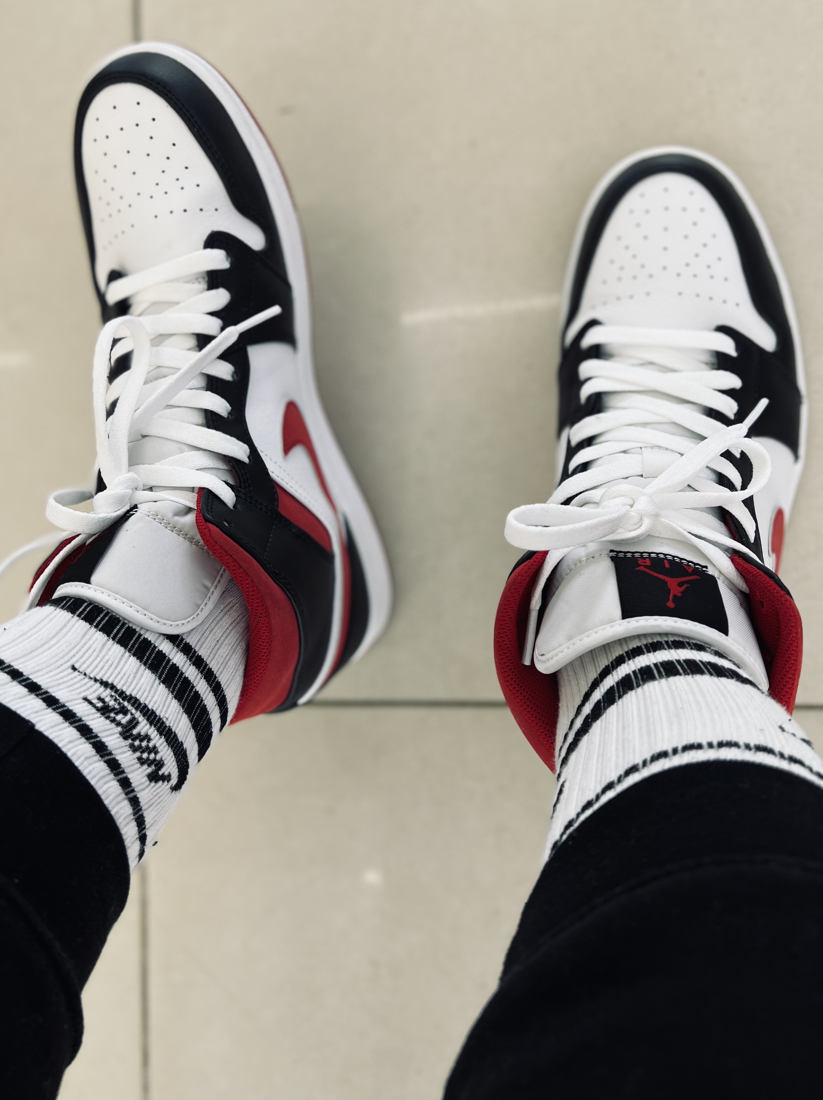 Jordan 1 Mid Gym Red Black White 착용 스타일 - 2