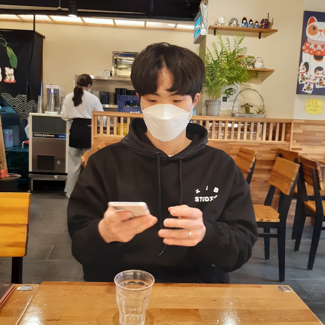 IAB Studio Woven Hoodie Black 착용 스타일