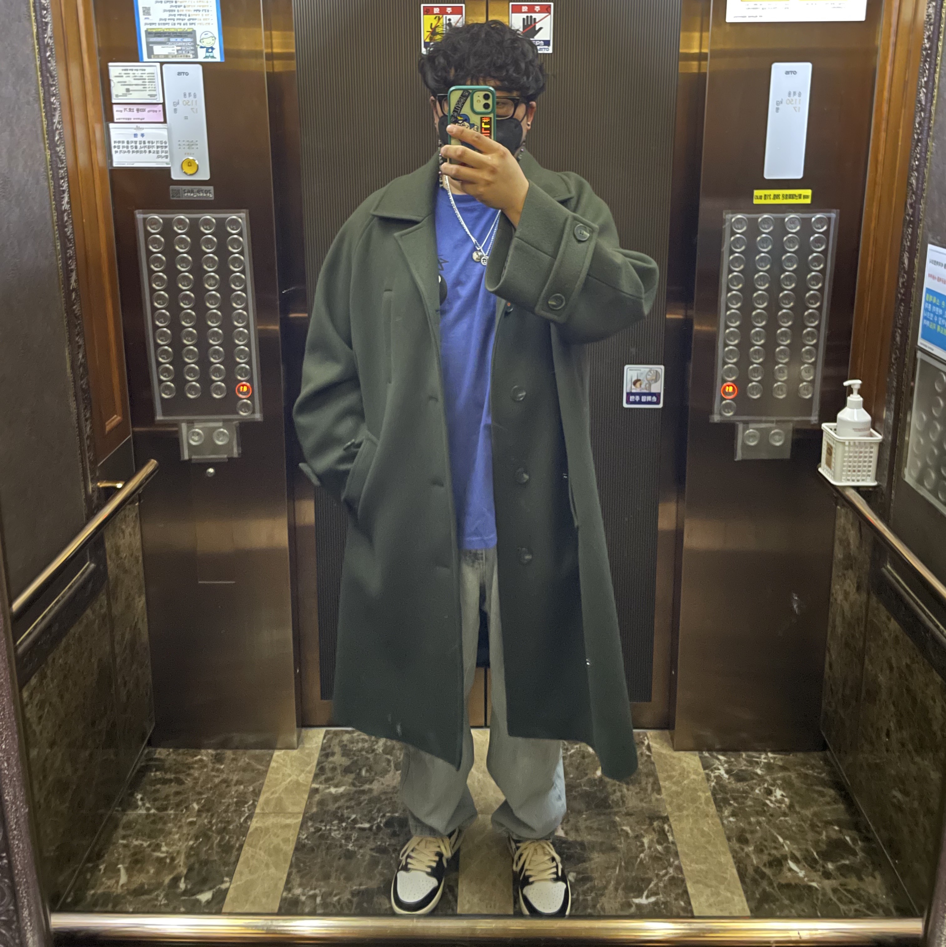 Jordan 1 x Travis Scott x Fragment Retro Low OG SP Military Blue, Stussy 8 Ball T-Shirt Midnight - 22SS 착용 스타일 - 1