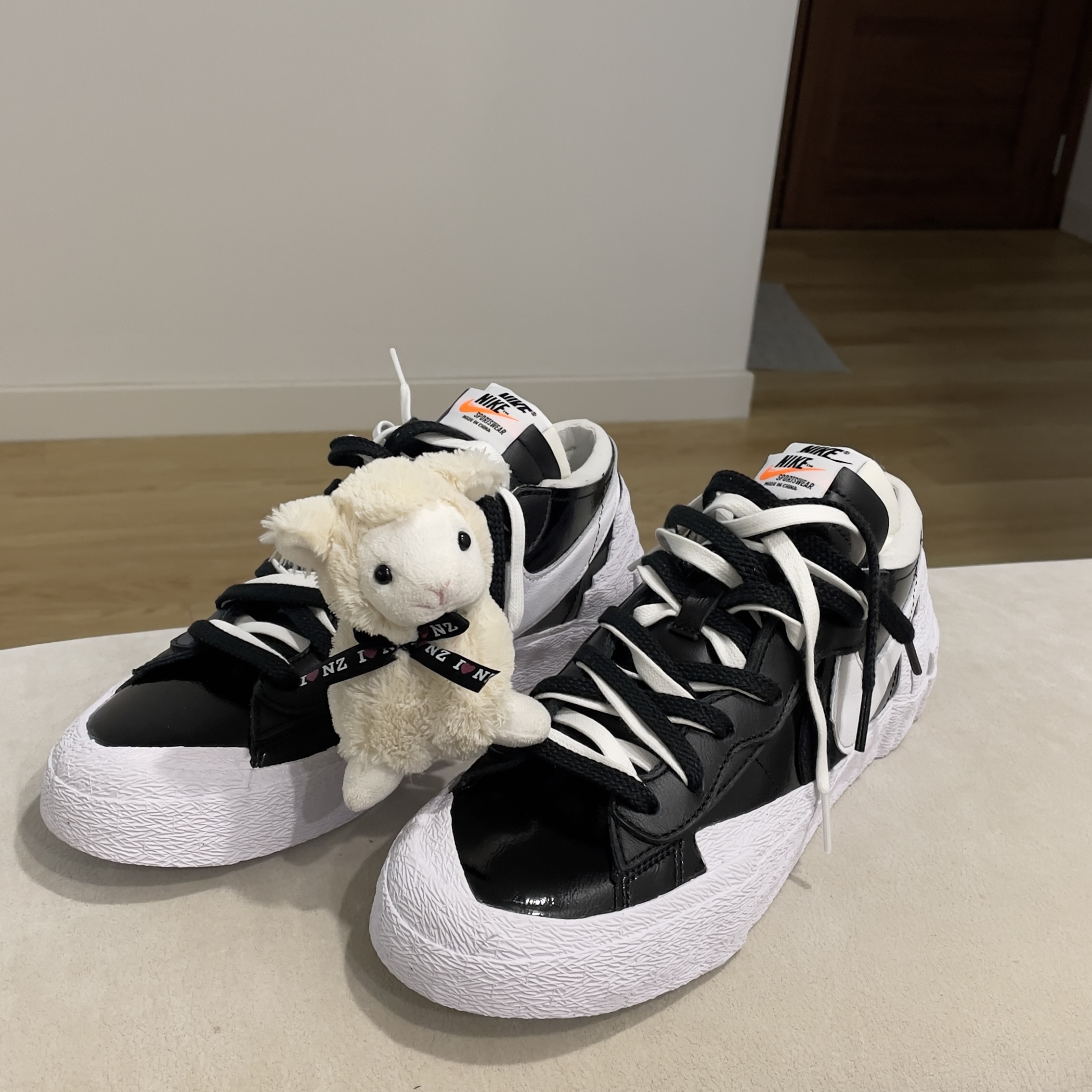 Nike x Sacai Blazer Low Black Patent Leather 착용 스타일