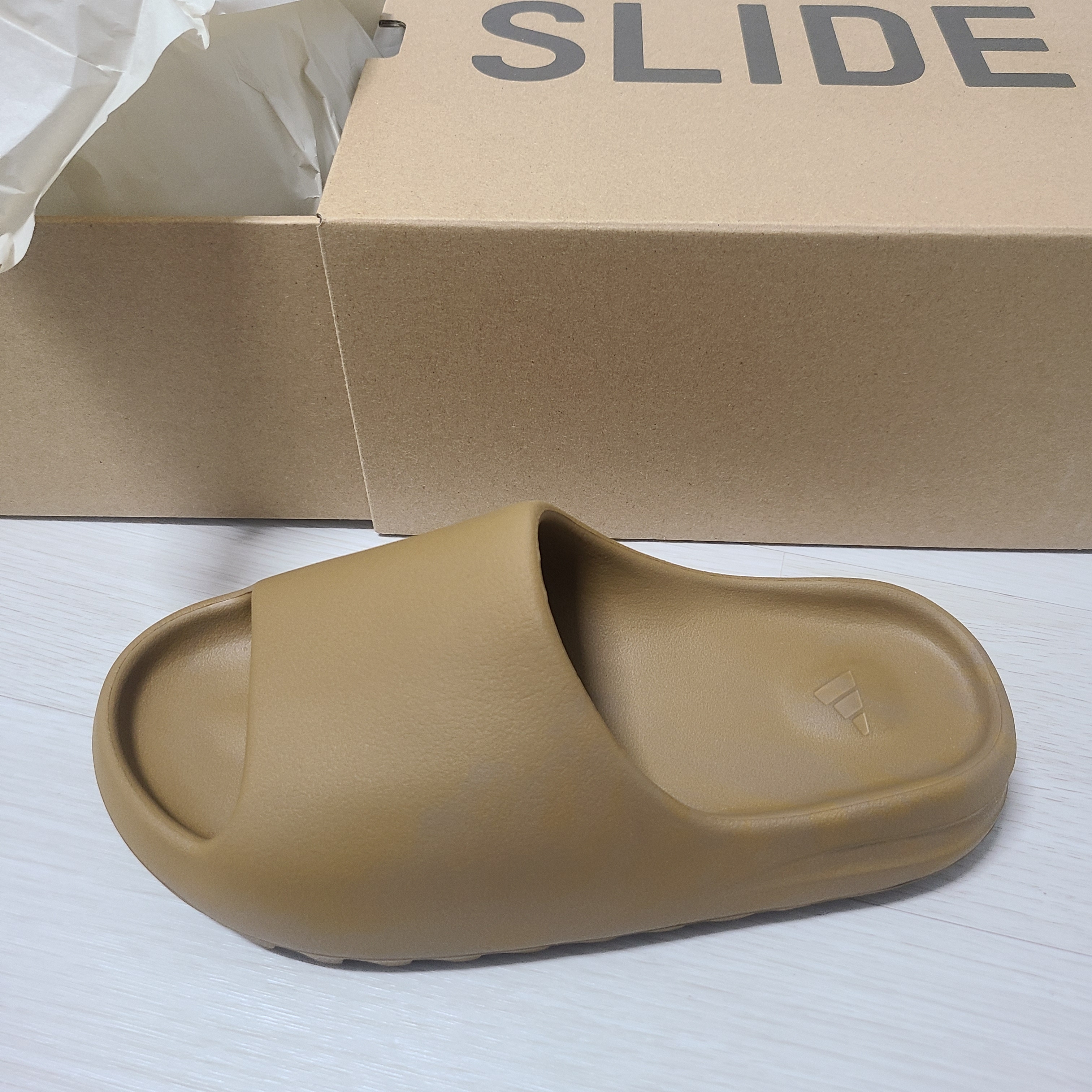 Adidas Yeezy Slide Ochre 착용 스타일