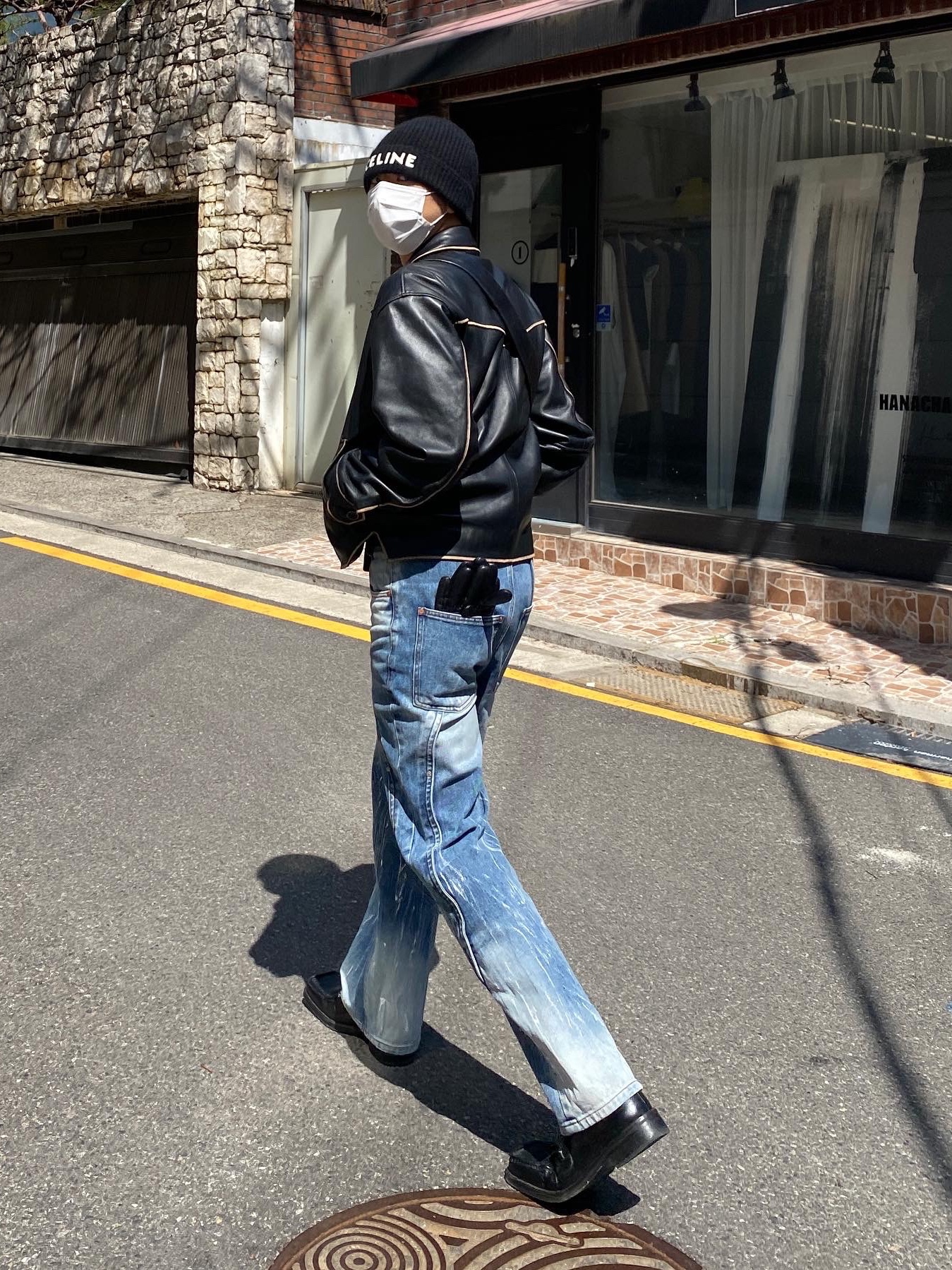 (W) Celine Heritage Cashmere Beanie Black, Lemaire Small Croissant Bag Soft Nappa Leather Black 착용 스타일 - 2