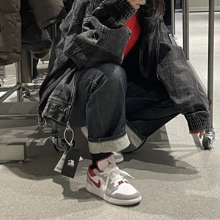 (GS) Jordan 1 Low SE Light Smoke Grey Gym Red 착용 스타일