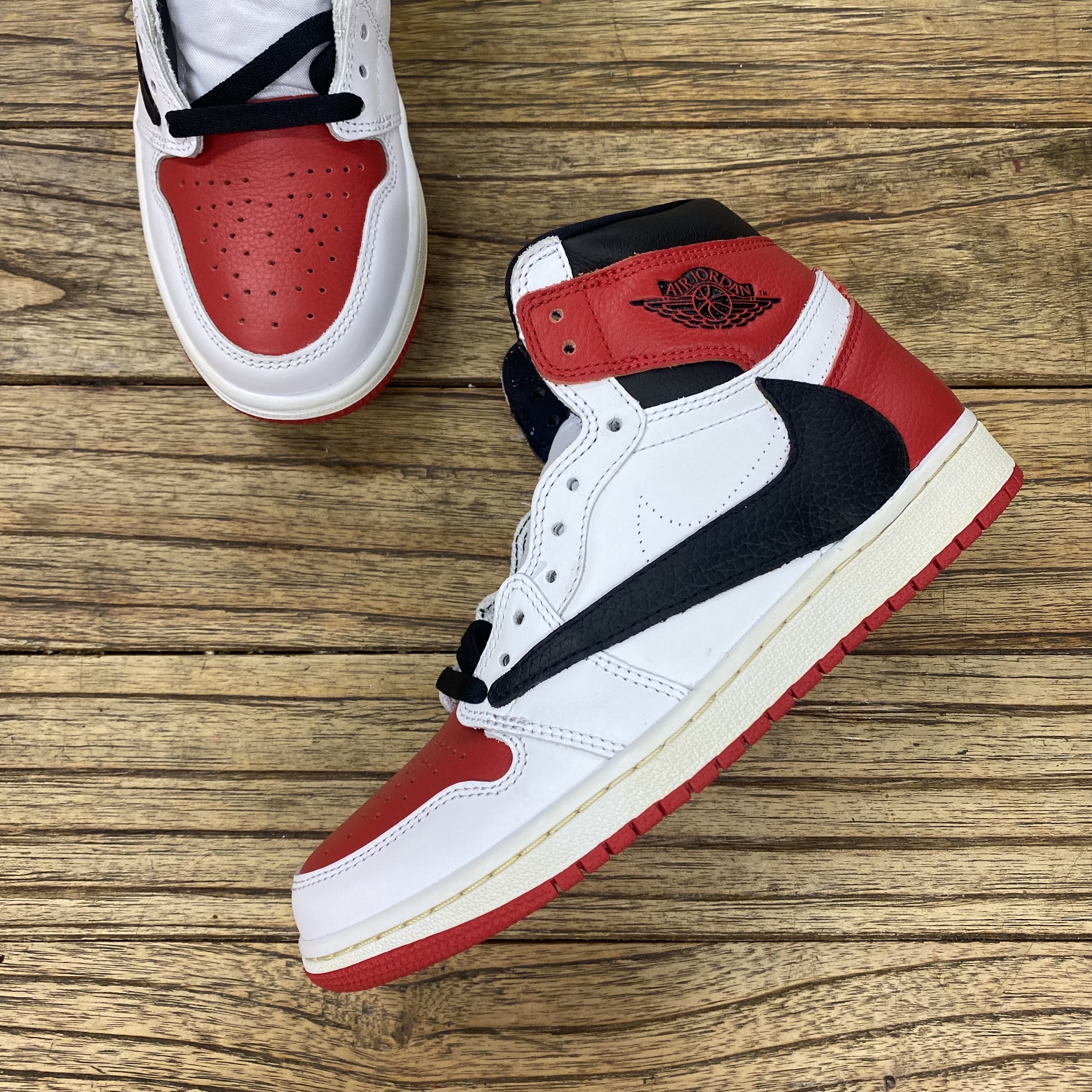 Jordan 1 Retro High OG Heritage, Jordan 1 x Travis Scott x Fragment Retro High OG SP Military Blue 착용 스타일 - 1