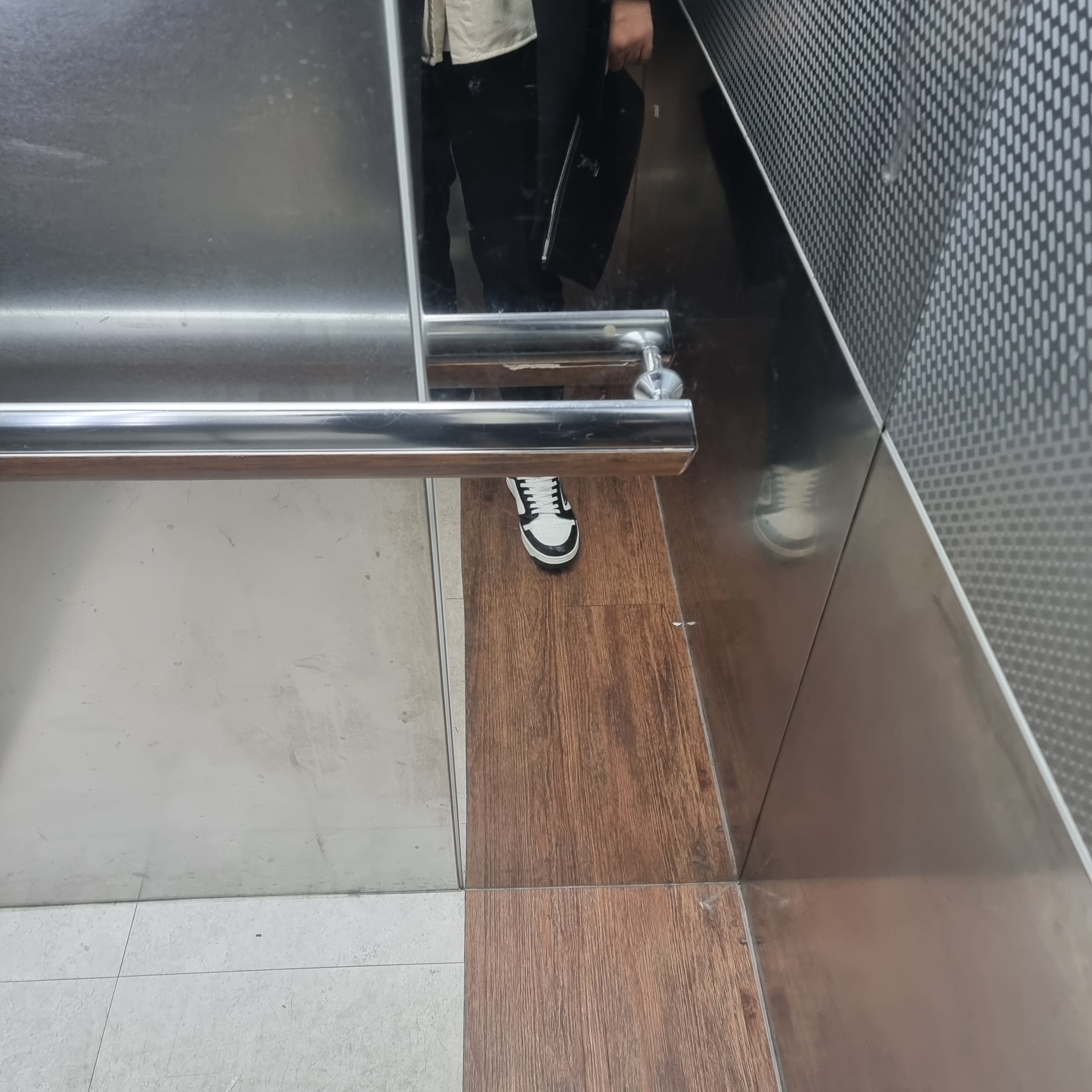 Prada District Leather Sneakers White Black 착용 스타일 - 2