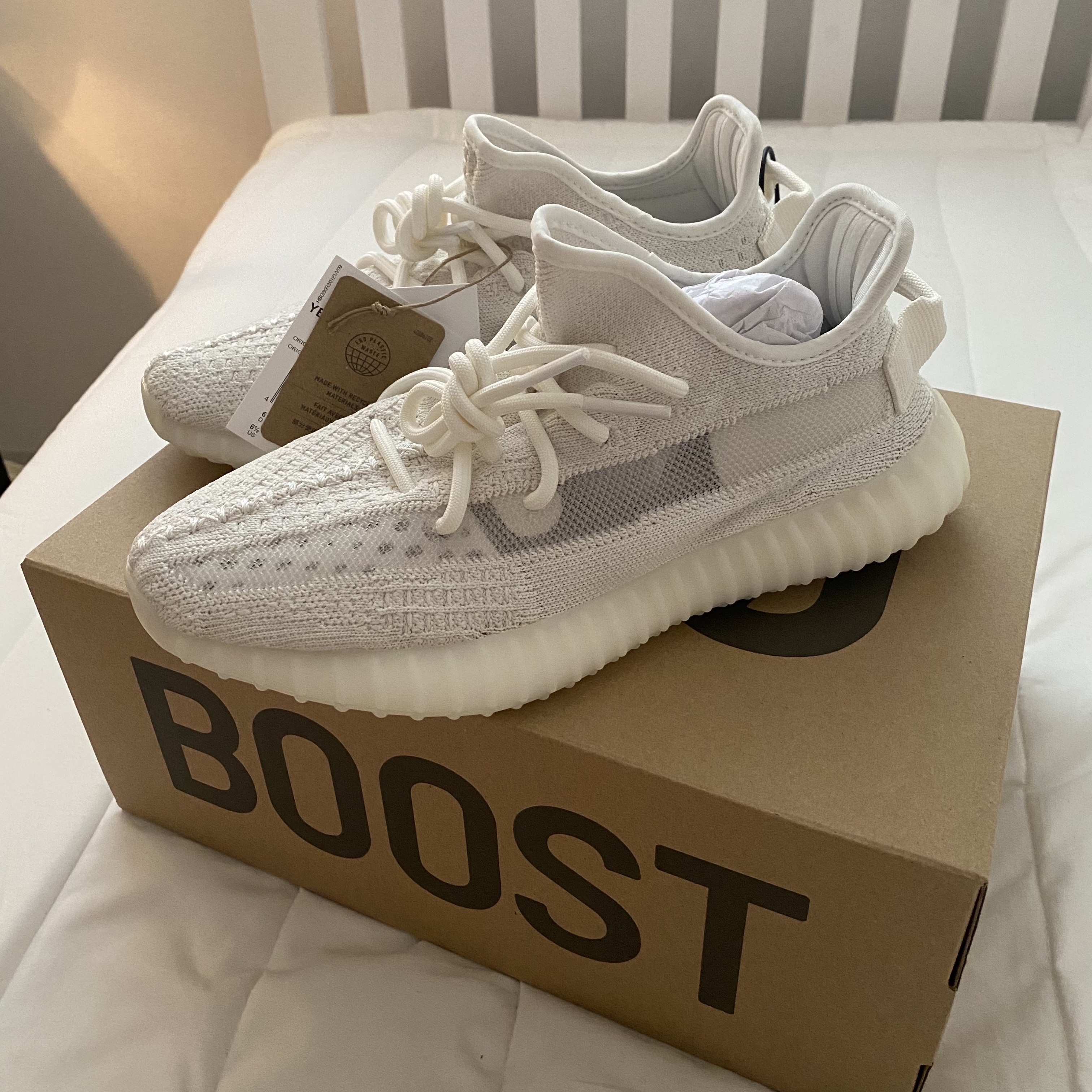 Adidas Yeezy Boost 350 V2 Bone 착용 스타일