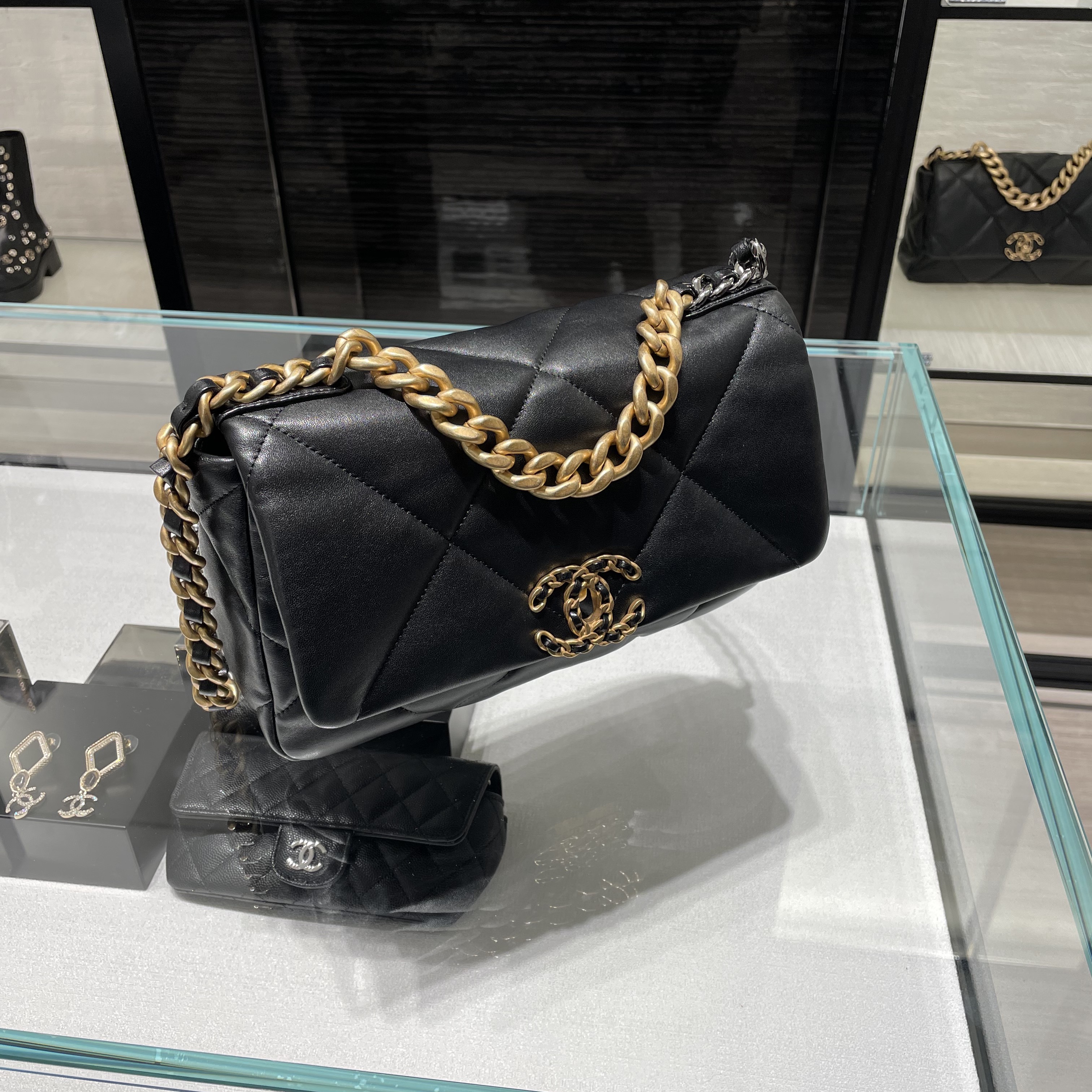 Chanel Medium 19 Handbag Lambskin & Gold Black 착용 스타일