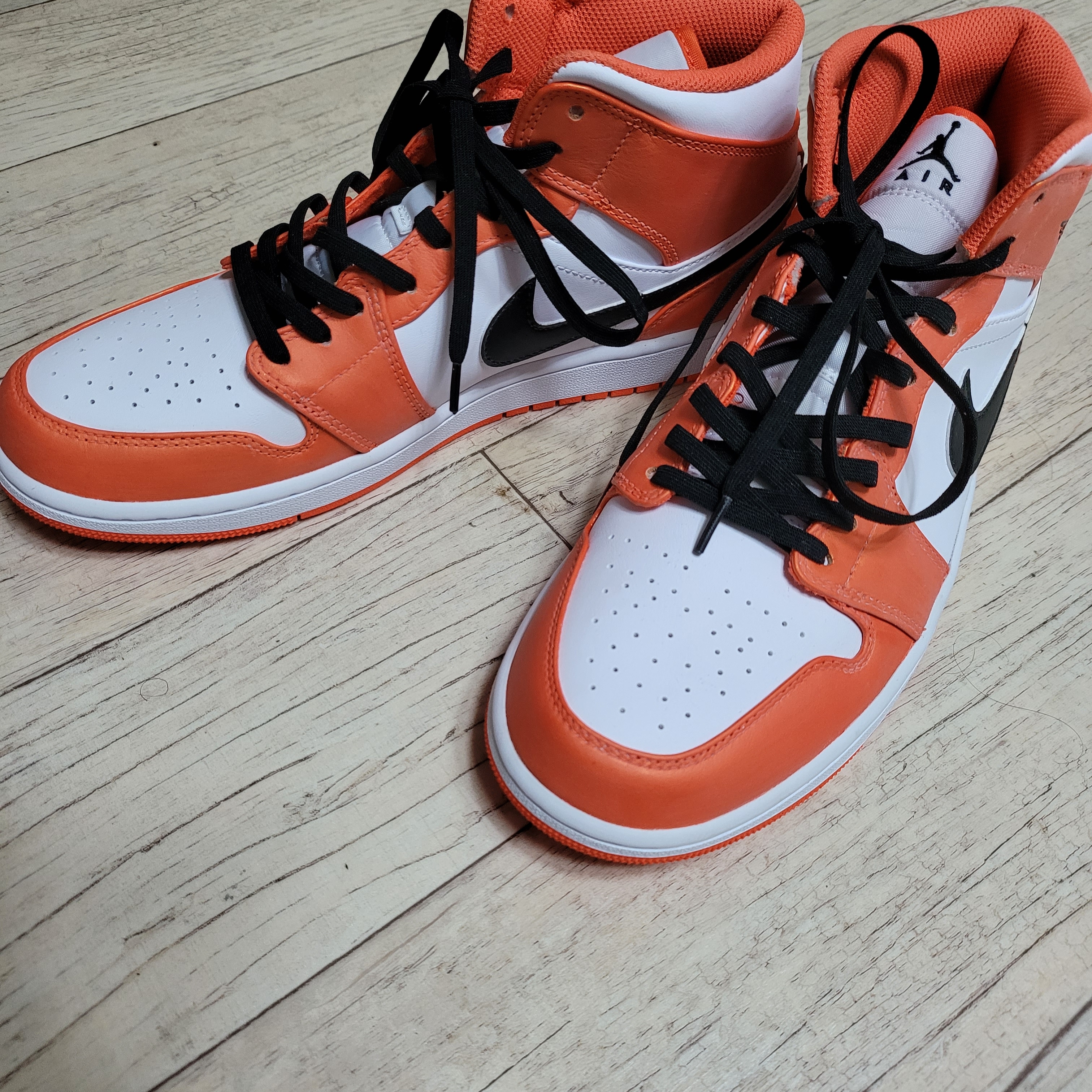 Jordan 1 Mid SE Electro Orange 착용 스타일