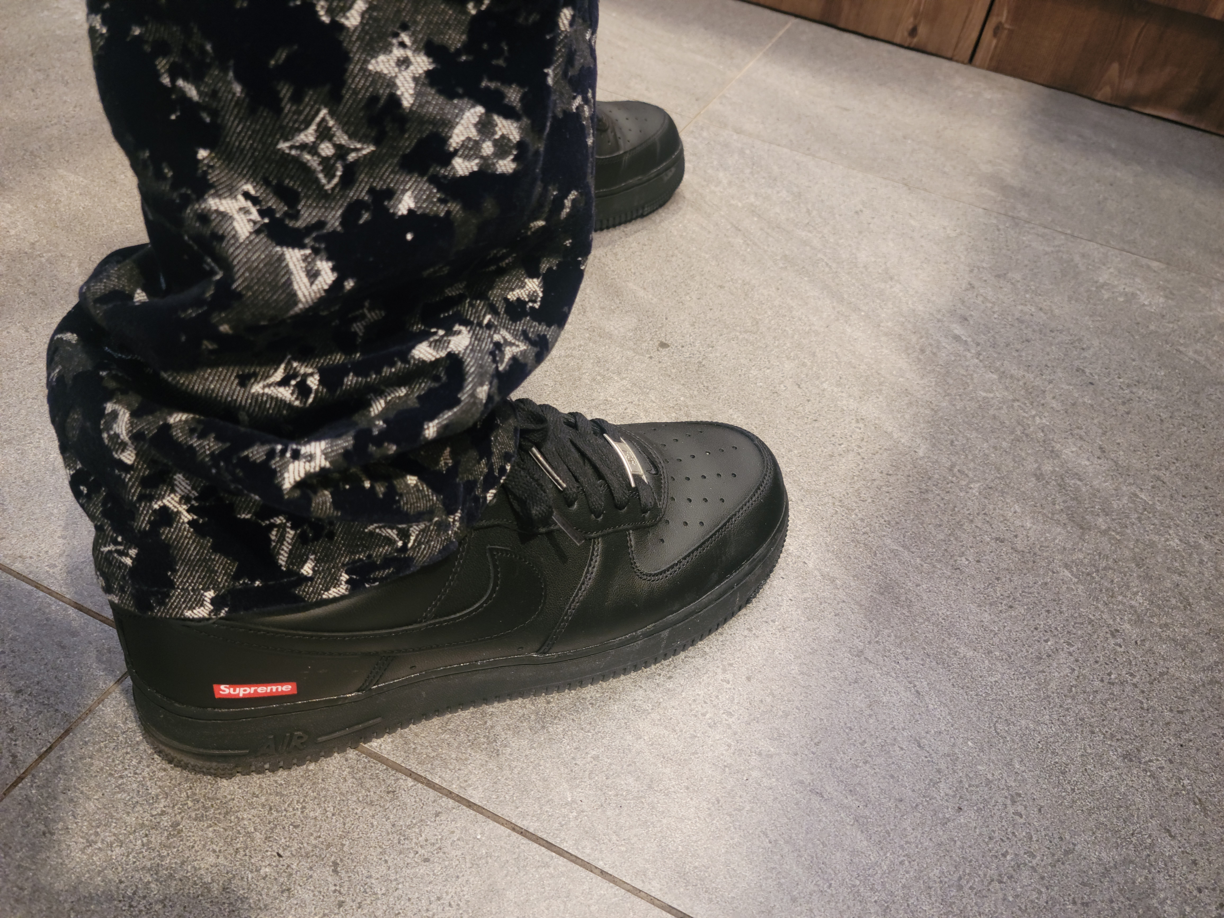 Nike x Supreme Air Force 1 Low Black 착용 스타일 - 2