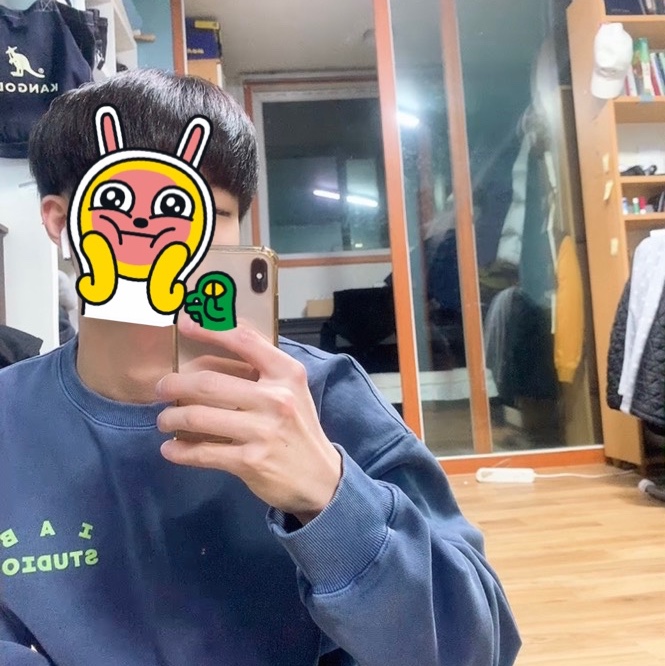 IAB Studio Pigment Sweatshirt Navy 착용 스타일