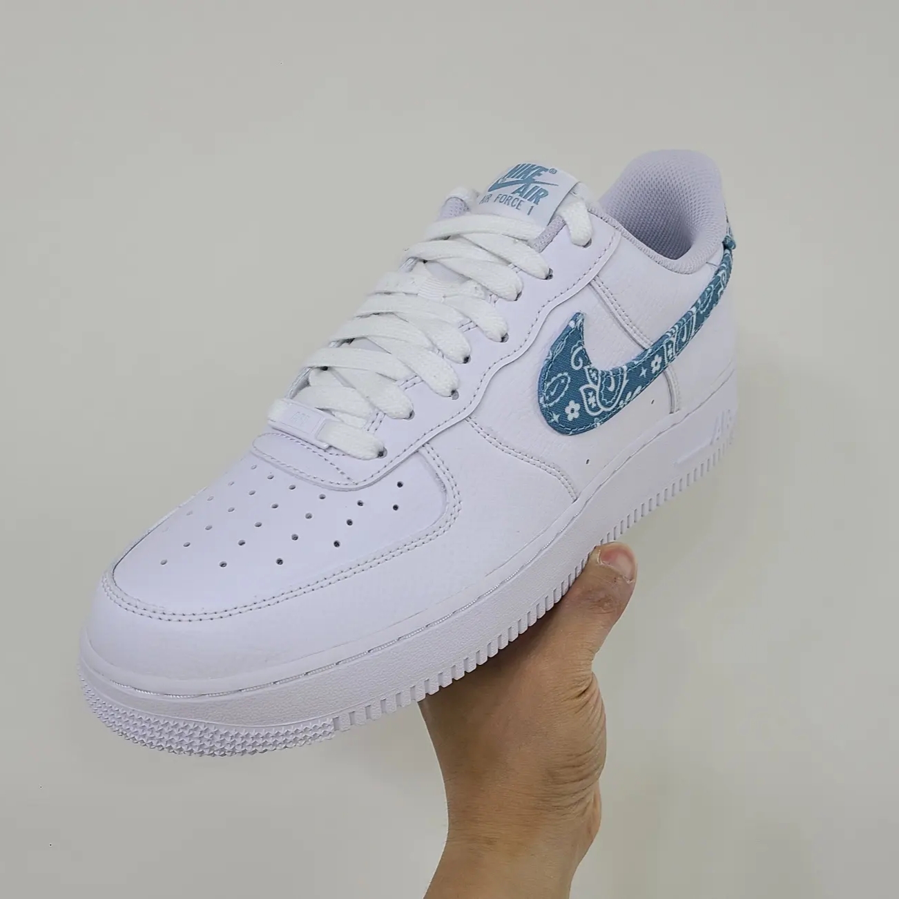 (W) Nike Air Force 1 '07 Essential Paisley Swoosh White Worn Blue 착용 스타일 - 1