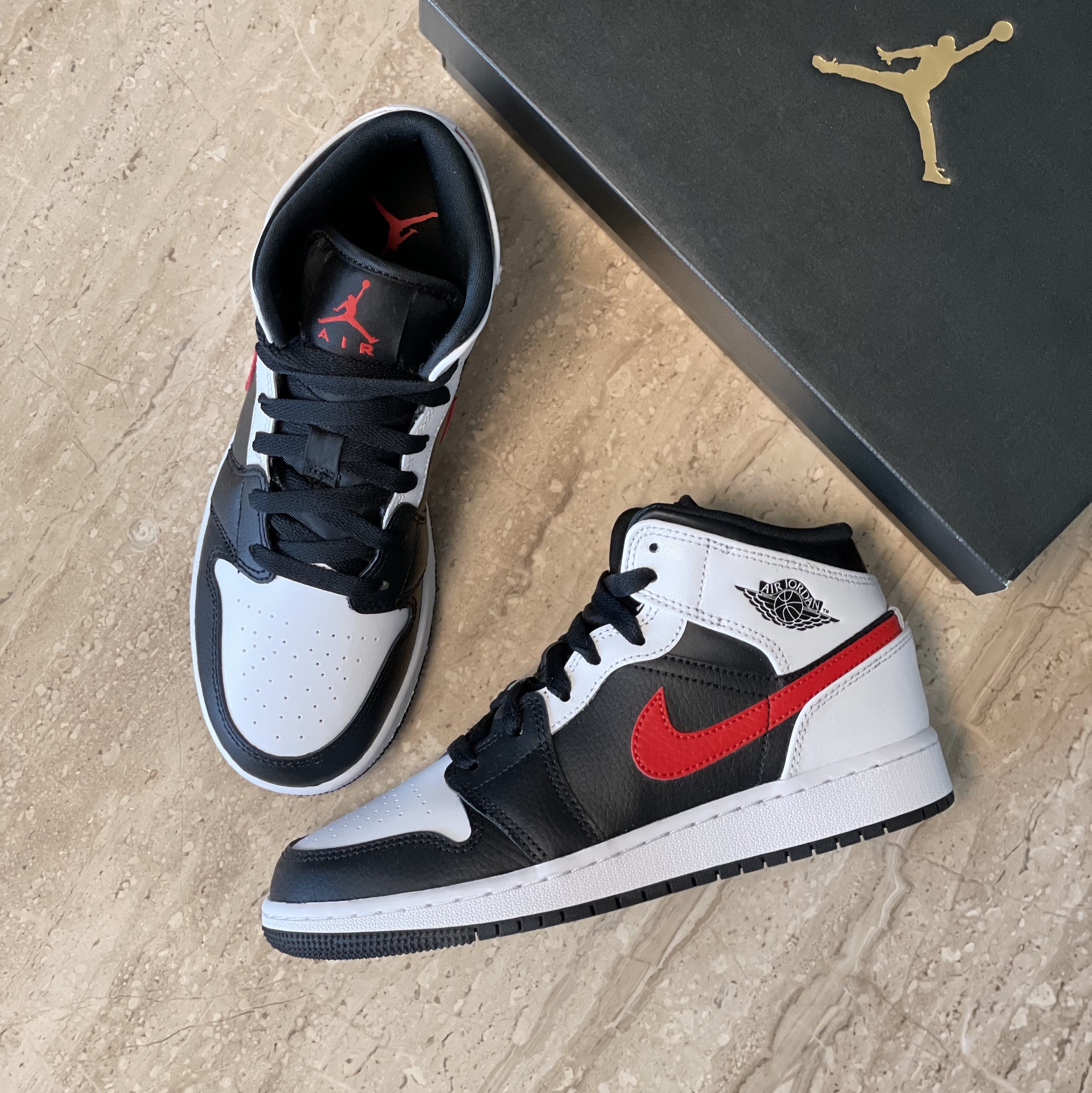 (GS) Jordan 1 Mid Black Chile Red 착용 스타일