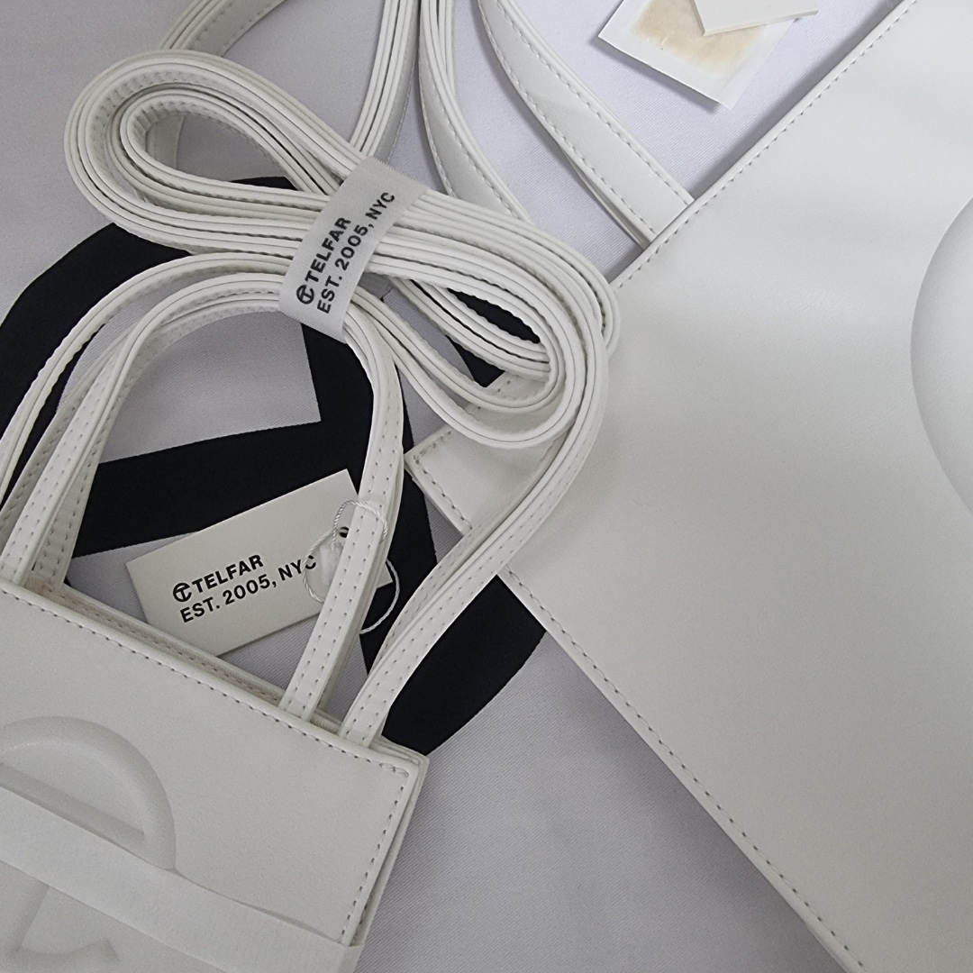 Telfar Small Shopping Bag White, Telfar Medium Shopping Bag White 착용 스타일 - 2