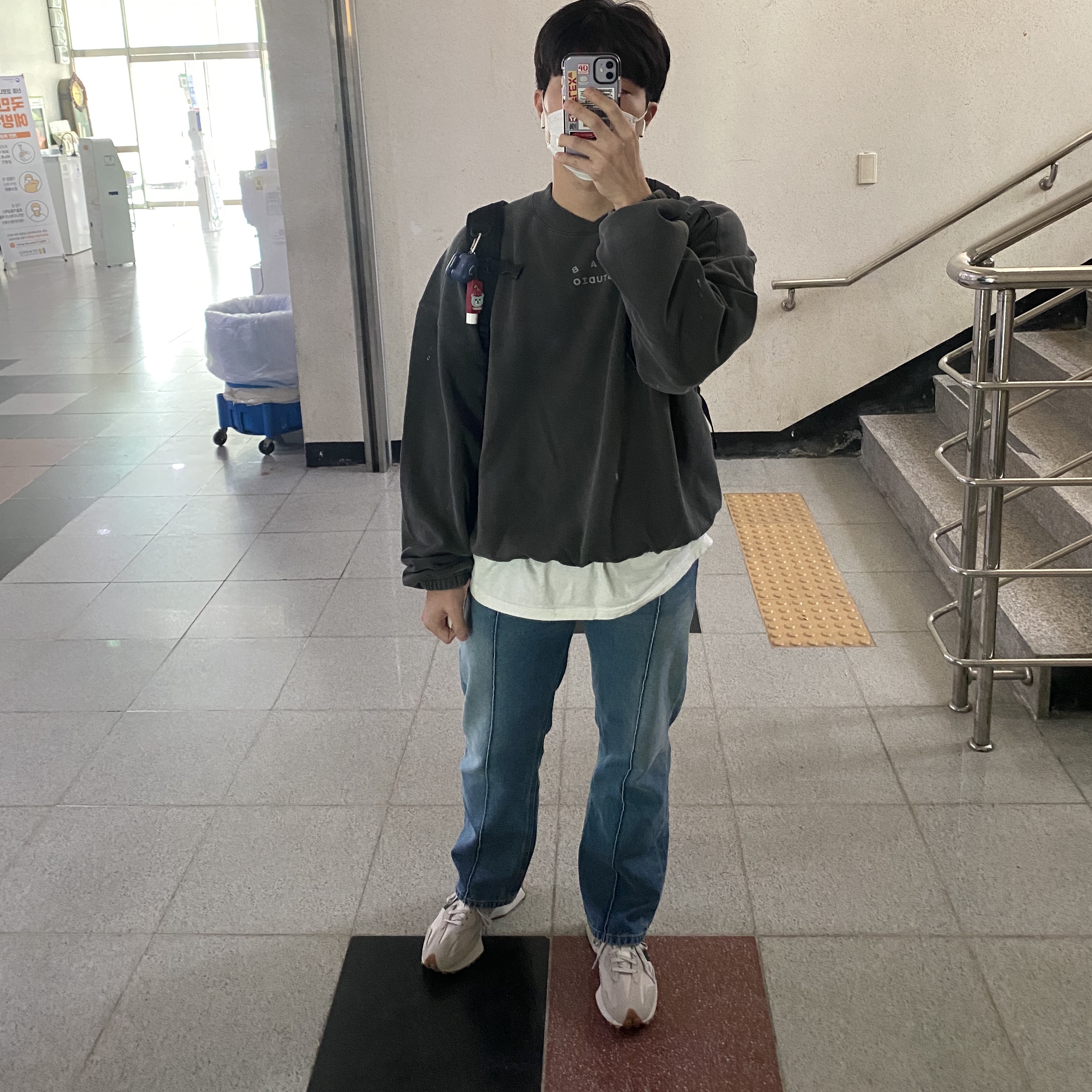 New Balance 327 Timberwolf, IAB Studio Pigment Crewneck Black 착용 스타일