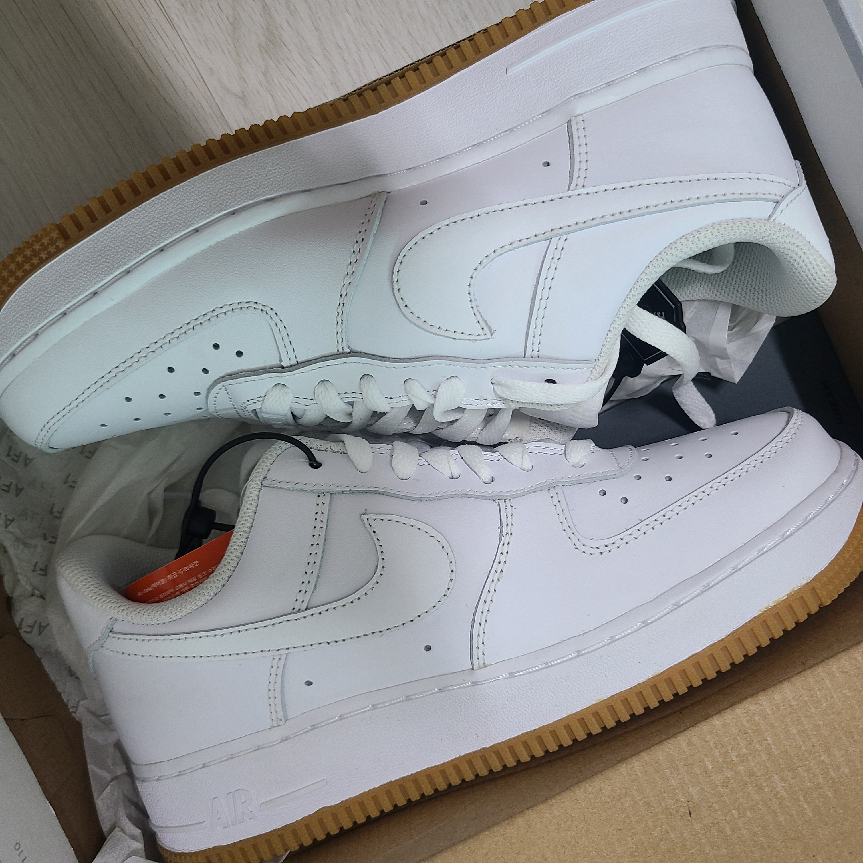 Nike Air Force 1 '07 White Gum Light Brown 착용 스타일