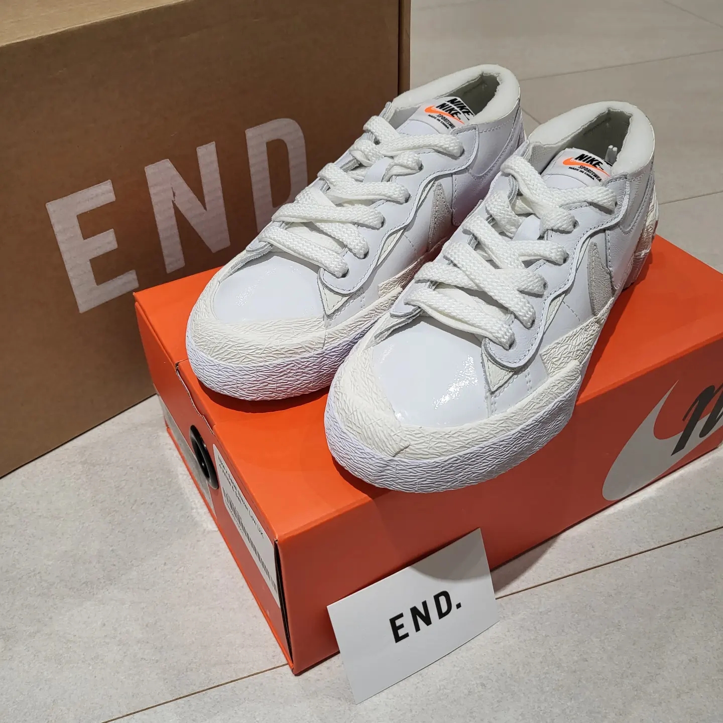 Nike x Sacai Blazer Low White Patent Leather 착용 스타일 - 3