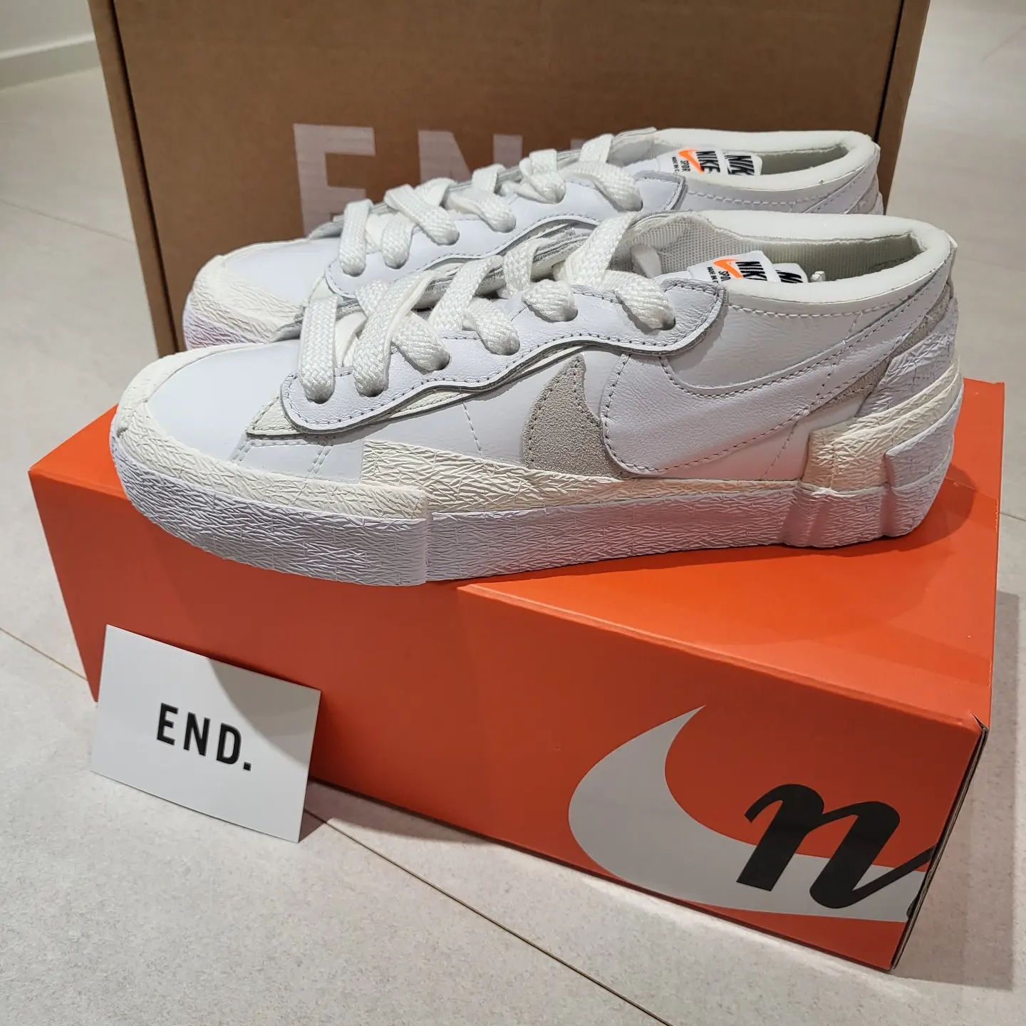 Nike x Sacai Blazer Low White Patent Leather 착용 스타일 - 2