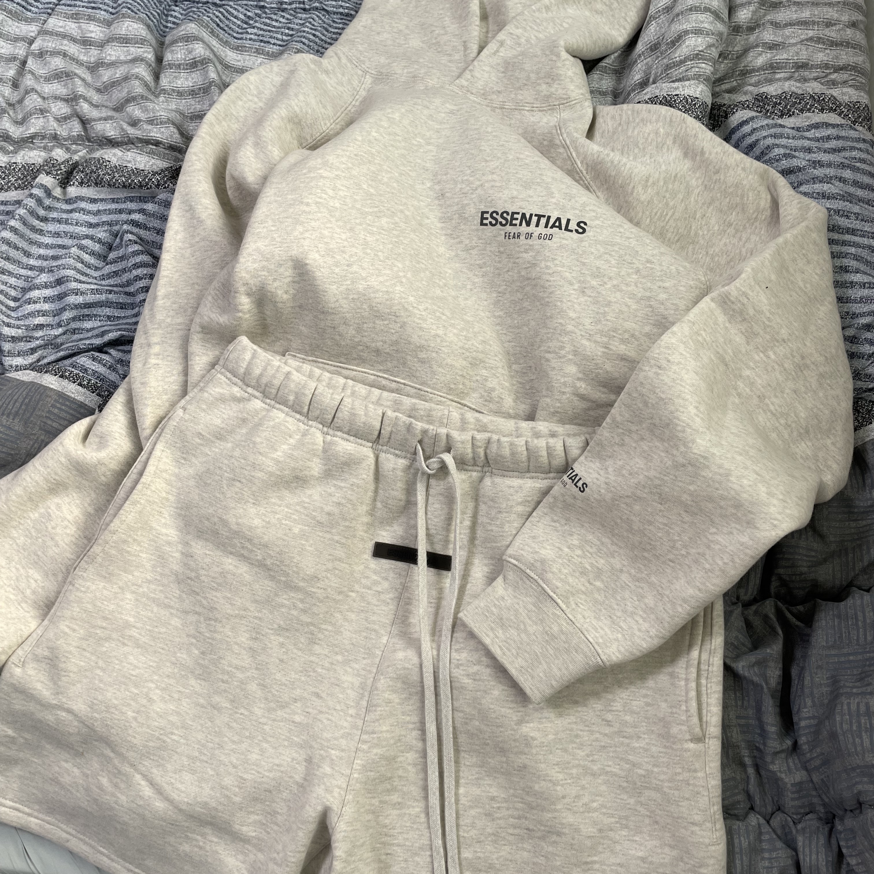 Essentials The Core Collection Pullover Hoodie Oatmeal, Essentials The Core Collection Sweatshorts Oatmeal 착용 스타일 - 1