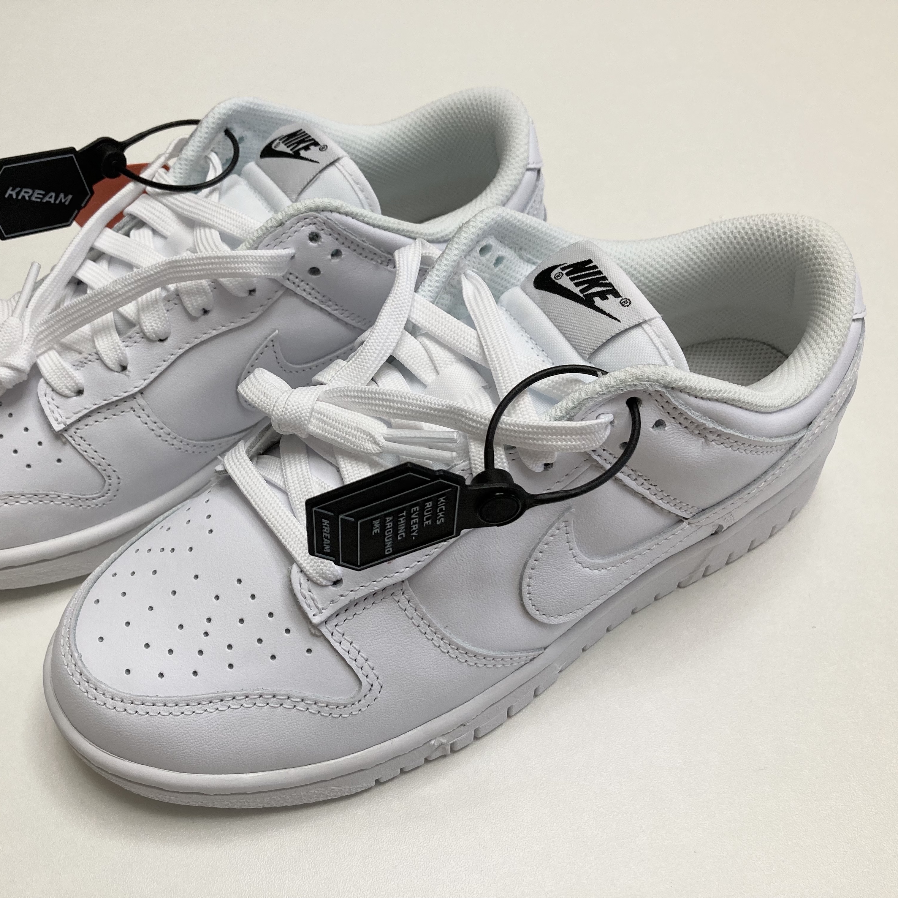 (W) Nike Dunk Low Triple White 착용 스타일 - 2