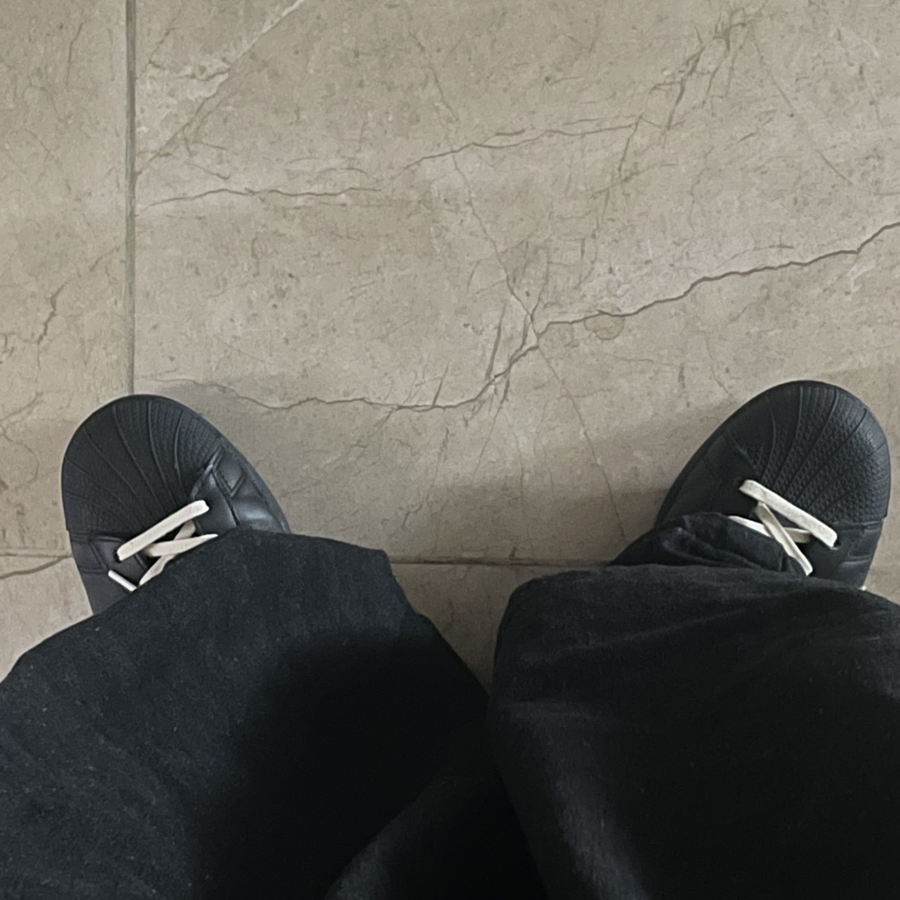 Adidas Superstar Core Black White 착용 스타일