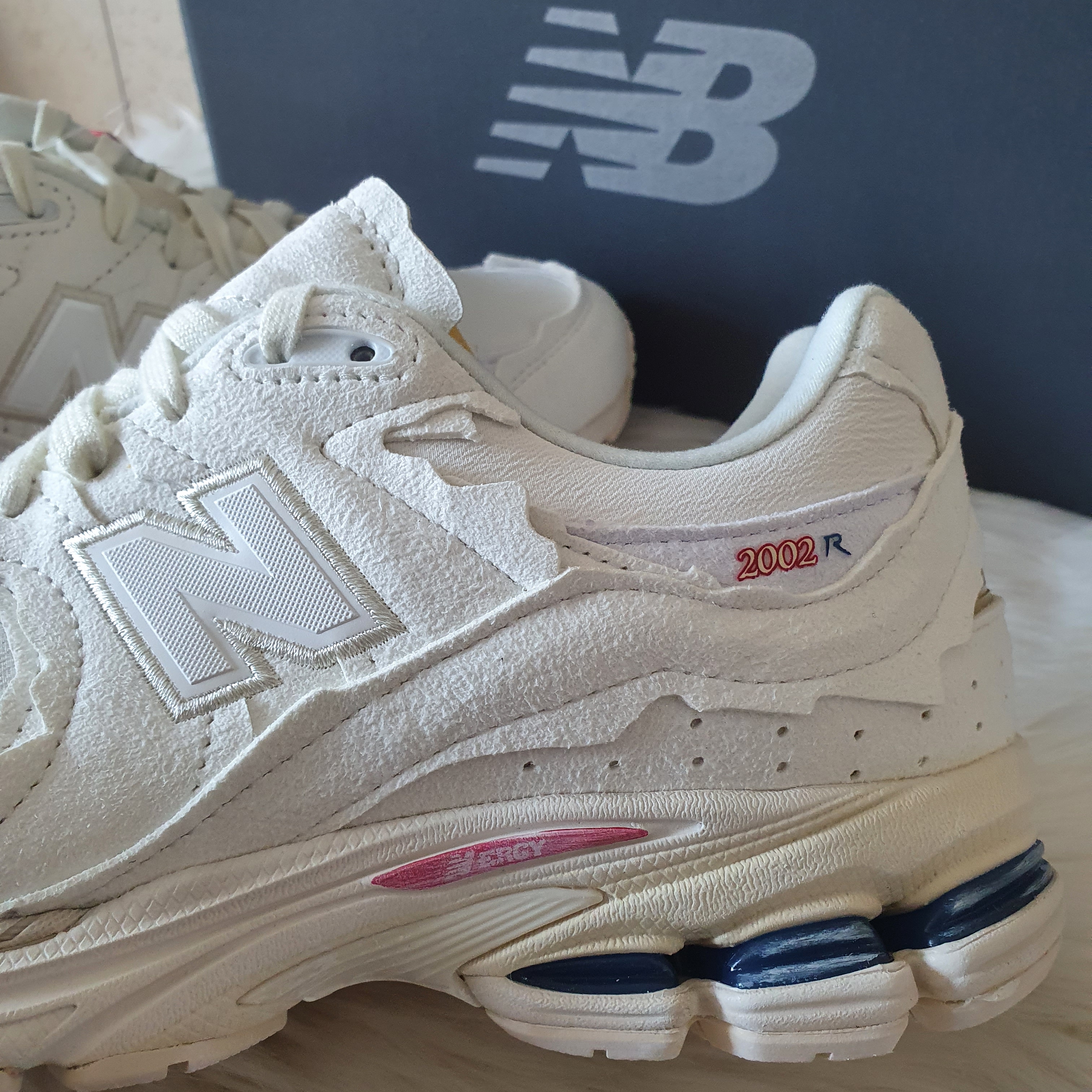 New Balance 2002R Protection Pack Sea Salt 착용 스타일 - 4