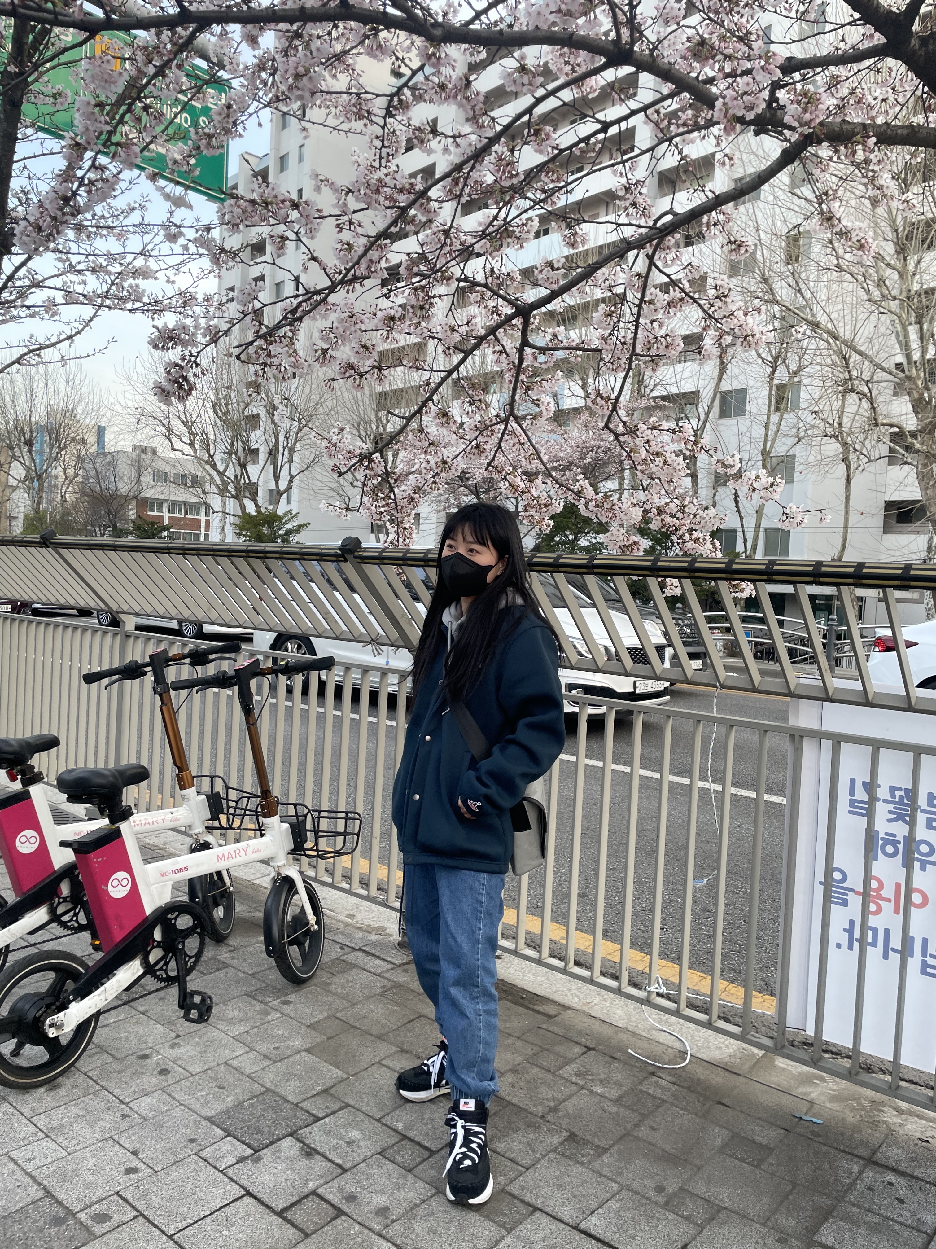 Nike x Sacai x Jean Paul Gaultier VaporWaffle Black White, Jordan x Union Coaches Jacket Navy 착용 스타일 - 3